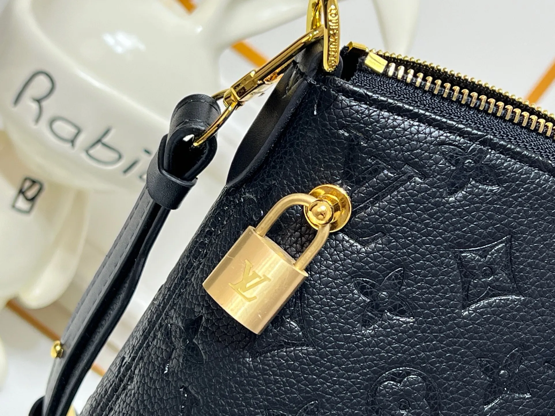 Batch 300💰Upgraded original M26494 M26532 This Lockit BB handbag draws inspiration from the Knick-Knack handbag in the 1960s and can be flexibly switched between multiple carrying methods. Monogram coated canvas with a curved upper edge and oval trim reflect the classic elements of the original design. The padlock opening and closing once again pays tribute to the brand's long heritage. Dimensions: 36 x 30 x 15 cm (length x height x width)
