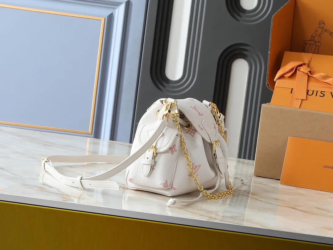 💰280💰Upgraded from the original M25554 M25085 Odyssée handbag from the 2025 early autumn series, it cleverly recalls the Excursion backpack design of the 2024 Cruise early spring series, paying tribute to Louis Vuitton's travel heritage with a classic touch. The cowhide leather body is decorated with the Monogram Bold pattern, and the decorative buckle and detachable chain are the finishing touches. The side pockets allow you to easily carry your keys or lipstick. Dimensions: 27.0 x 17.0 x 12.0 cm (length x height x width)
