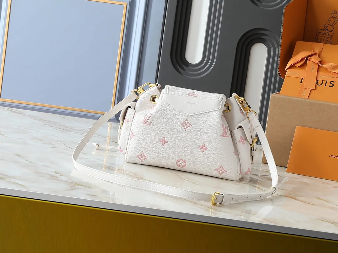 💰280💰Upgraded from the original M25554 M25085 Odyssée handbag from the 2025 early autumn series, it cleverly recalls the Excursion backpack design of the 2024 Cruise early spring series, paying tribute to Louis Vuitton's travel heritage with a classic touch. The cowhide leather body is decorated with the Monogram Bold pattern, and the decorative buckle and detachable chain are the finishing touches. The side pockets allow you to easily carry your keys or lipstick. Dimensions: 27.0 x 17.0 x 12.0 cm (length x height x width)