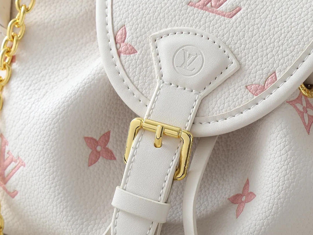 💰280💰Upgraded from the original M25554 M25085 Odyssée handbag from the 2025 early autumn series, it cleverly recalls the Excursion backpack design of the 2024 Cruise early spring series, paying tribute to Louis Vuitton's travel heritage with a classic touch. The cowhide leather body is decorated with the Monogram Bold pattern, and the decorative buckle and detachable chain are the finishing touches. The side pockets allow you to easily carry your keys or lipstick. Dimensions: 27.0 x 17.0 x 12.0 cm (length x height x width)