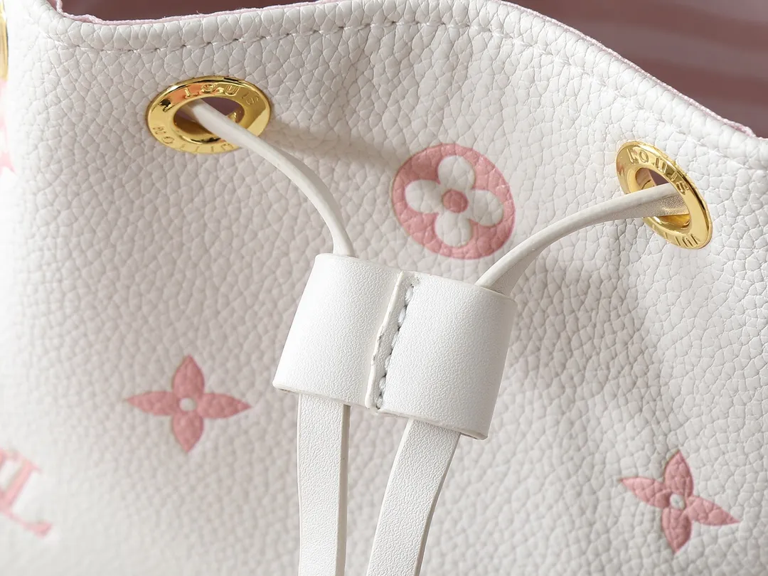 💰280💰Upgraded from the original M25554 M25085 Odyssée handbag from the 2025 early autumn series, it cleverly recalls the Excursion backpack design of the 2024 Cruise early spring series, paying tribute to Louis Vuitton's travel heritage with a classic touch. The cowhide leather body is decorated with the Monogram Bold pattern, and the decorative buckle and detachable chain are the finishing touches. The side pockets allow you to easily carry your keys or lipstick. Dimensions: 27.0 x 17.0 x 12.0 cm (length x height x width)