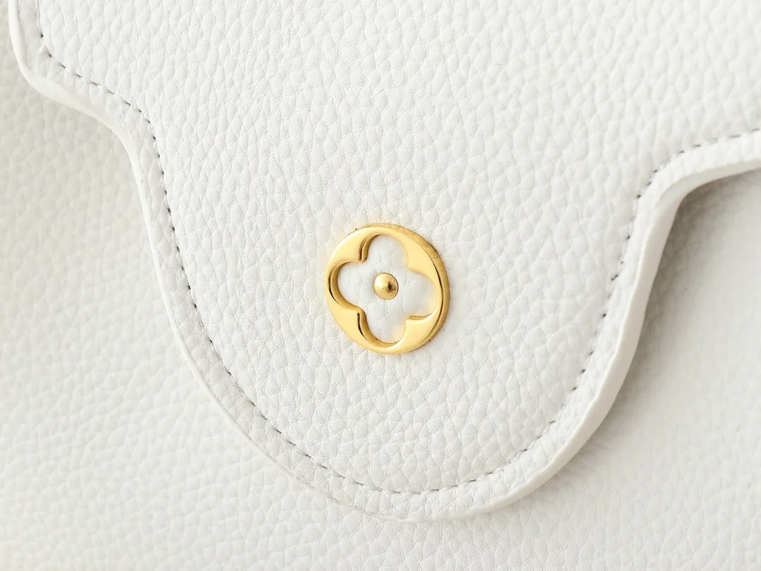 💰400💰Guangzhou goods Upgraded original M00014 M00013 M00015 [New size] This Capucines new size handbag shows soft beauty: Taurillon leather bag body with light-colored flap and top handle, enamel Monogram flower chain can also achieve a shoulder-carrying experience. Wear the slim leather strap to explore more styling possibilities. Dimensions 27 x 17.3 x 9 cm (length x height x width)