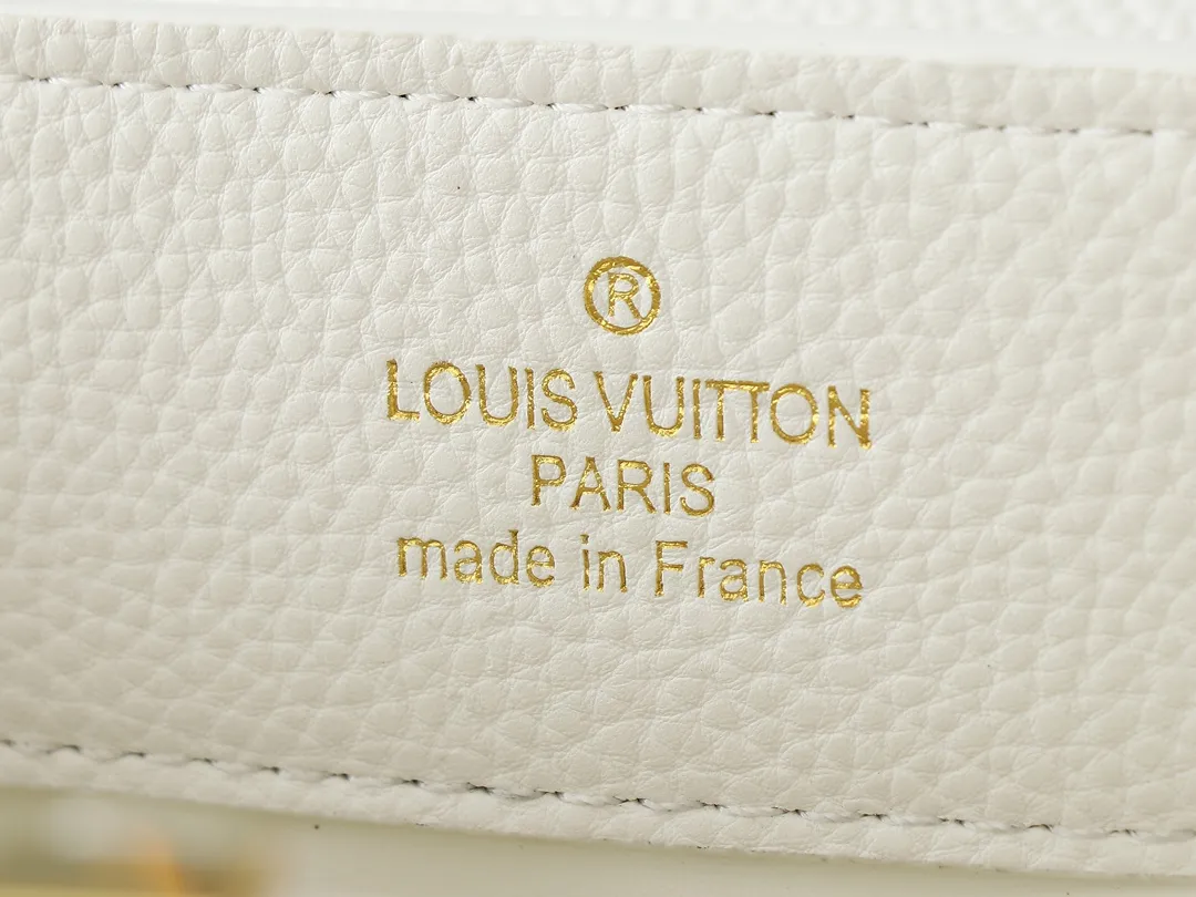 💰400💰Guangzhou goods Upgraded original M00014 M00013 M00015 [New size] This Capucines new size handbag shows soft beauty: Taurillon leather bag body with light-colored flap and top handle, enamel Monogram flower chain can also achieve a shoulder-carrying experience. Wear the slim leather strap to explore more styling possibilities. Dimensions 27 x 17.3 x 9 cm (length x height x width)