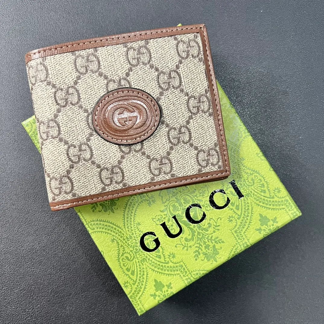💰 120 💎Upgraded from the original version 🇮🇹 This simple and slim wallet is made of black gg supreme canvas material, decorated with tonal leather piping and interlocking double G logo, highlighting the charm of classic design. Black ggsupreme canvas, environmentally friendly material. Black leather trim. Viscose lining. Oval interlocking G leather plaque. Eight card compartments, two bill compartments. Size: 11*9cm. Model: 671652.