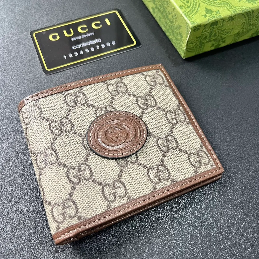💰 120 💎Upgraded from the original version 🇮🇹 This simple and slim wallet is made of black gg supreme canvas material, decorated with tonal leather piping and interlocking double G logo, highlighting the charm of classic design. Black ggsupreme canvas, environmentally friendly material. Black leather trim. Viscose lining. Oval interlocking G leather plaque. Eight card compartments, two bill compartments. Size: 11*9cm. Model: 671652.