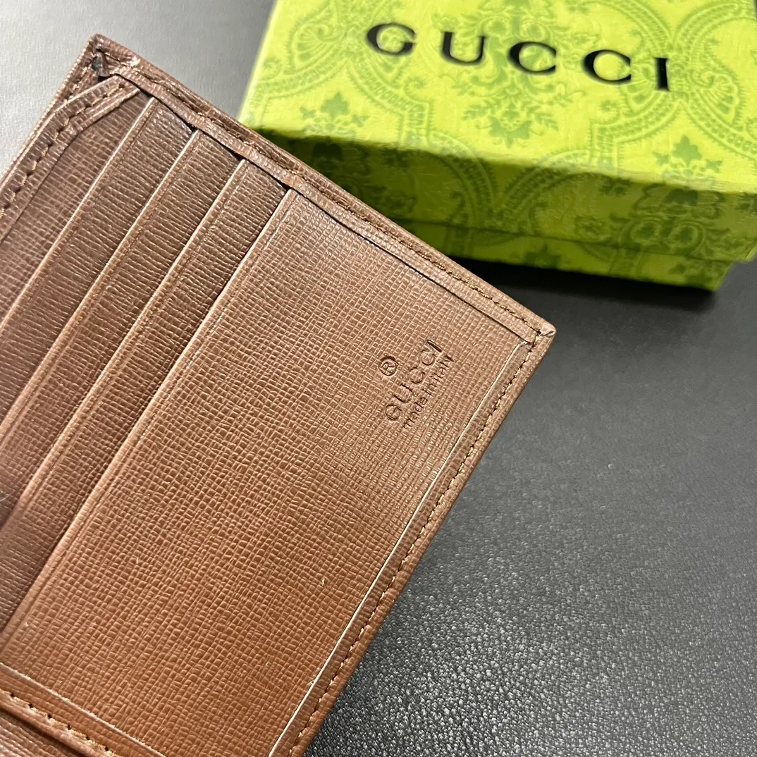 💰 120 💎Upgraded from the original version 🇮🇹 This simple and slim wallet is made of black gg supreme canvas material, decorated with tonal leather piping and interlocking double G logo, highlighting the charm of classic design. Black ggsupreme canvas, environmentally friendly material. Black leather trim. Viscose lining. Oval interlocking G leather plaque. Eight card compartments, two bill compartments. Size: 11*9cm. Model: 671652.