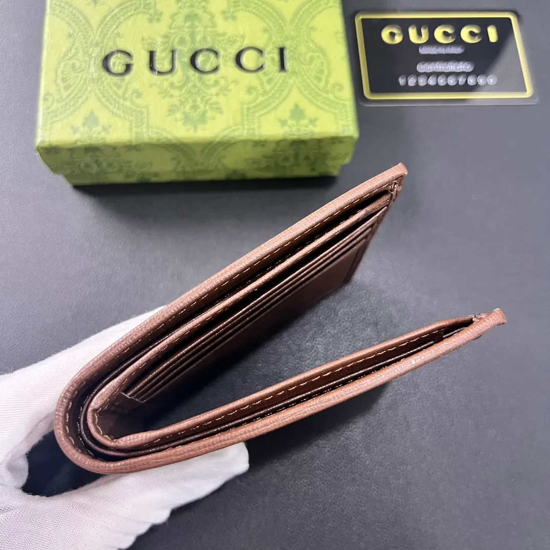 💰 120 💎Upgraded from the original version 🇮🇹 This simple and slim wallet is made of black gg supreme canvas material, decorated with tonal leather piping and interlocking double G logo, highlighting the charm of classic design. Black ggsupreme canvas, environmentally friendly material. Black leather trim. Viscose lining. Oval interlocking G leather plaque. Eight card compartments, two bill compartments. Size: 11*9cm. Model: 671652.