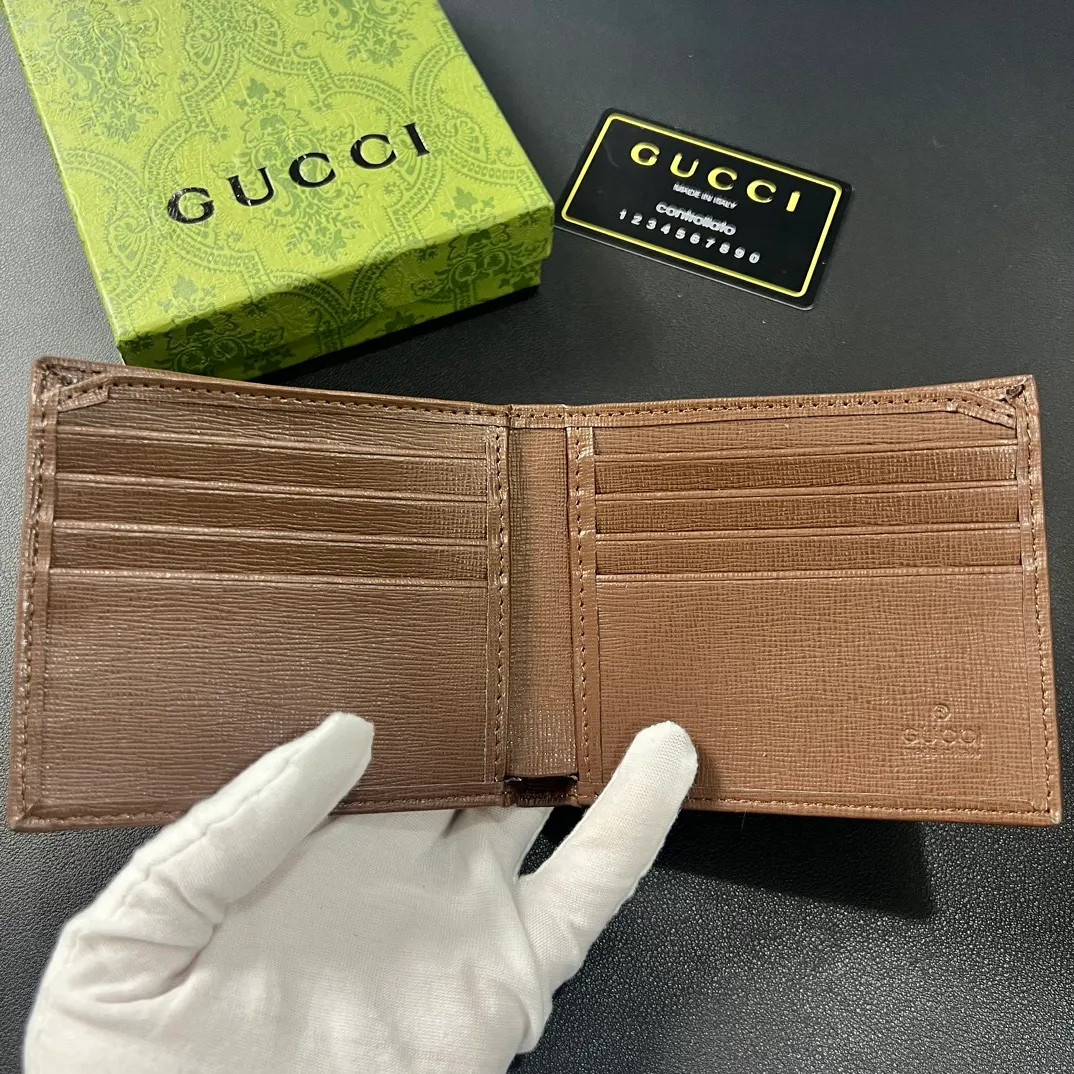 💰 120 💎Upgraded from the original version 🇮🇹 This simple and slim wallet is made of black gg supreme canvas material, decorated with tonal leather piping and interlocking double G logo, highlighting the charm of classic design. Black ggsupreme canvas, environmentally friendly material. Black leather trim. Viscose lining. Oval interlocking G leather plaque. Eight card compartments, two bill compartments. Size: 11*9cm. Model: 671652.
