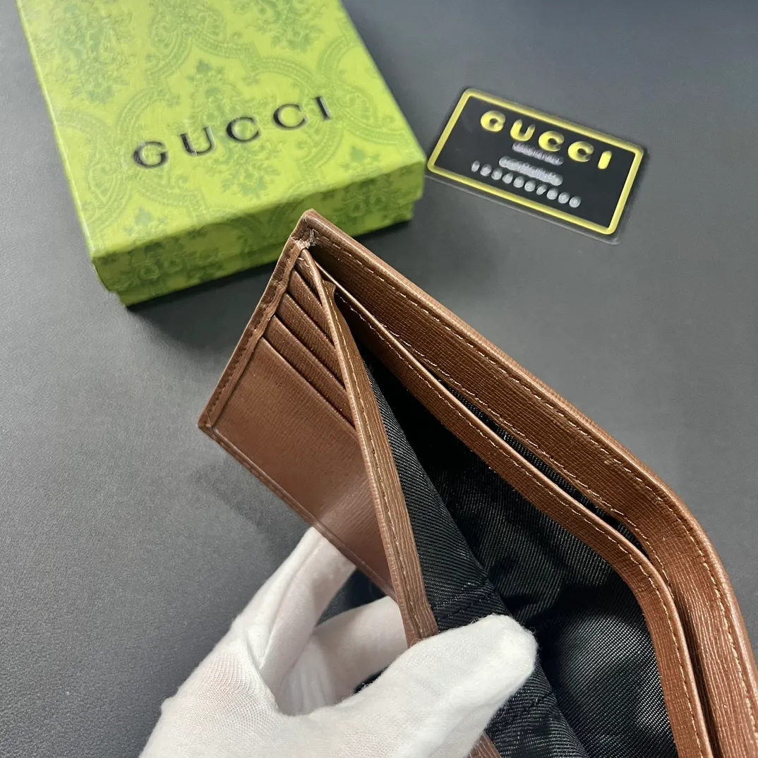 💰 120 💎Upgraded from the original version 🇮🇹 This simple and slim wallet is made of black gg supreme canvas material, decorated with tonal leather piping and interlocking double G logo, highlighting the charm of classic design. Black ggsupreme canvas, environmentally friendly material. Black leather trim. Viscose lining. Oval interlocking G leather plaque. Eight card compartments, two bill compartments. Size: 11*9cm. Model: 671652.