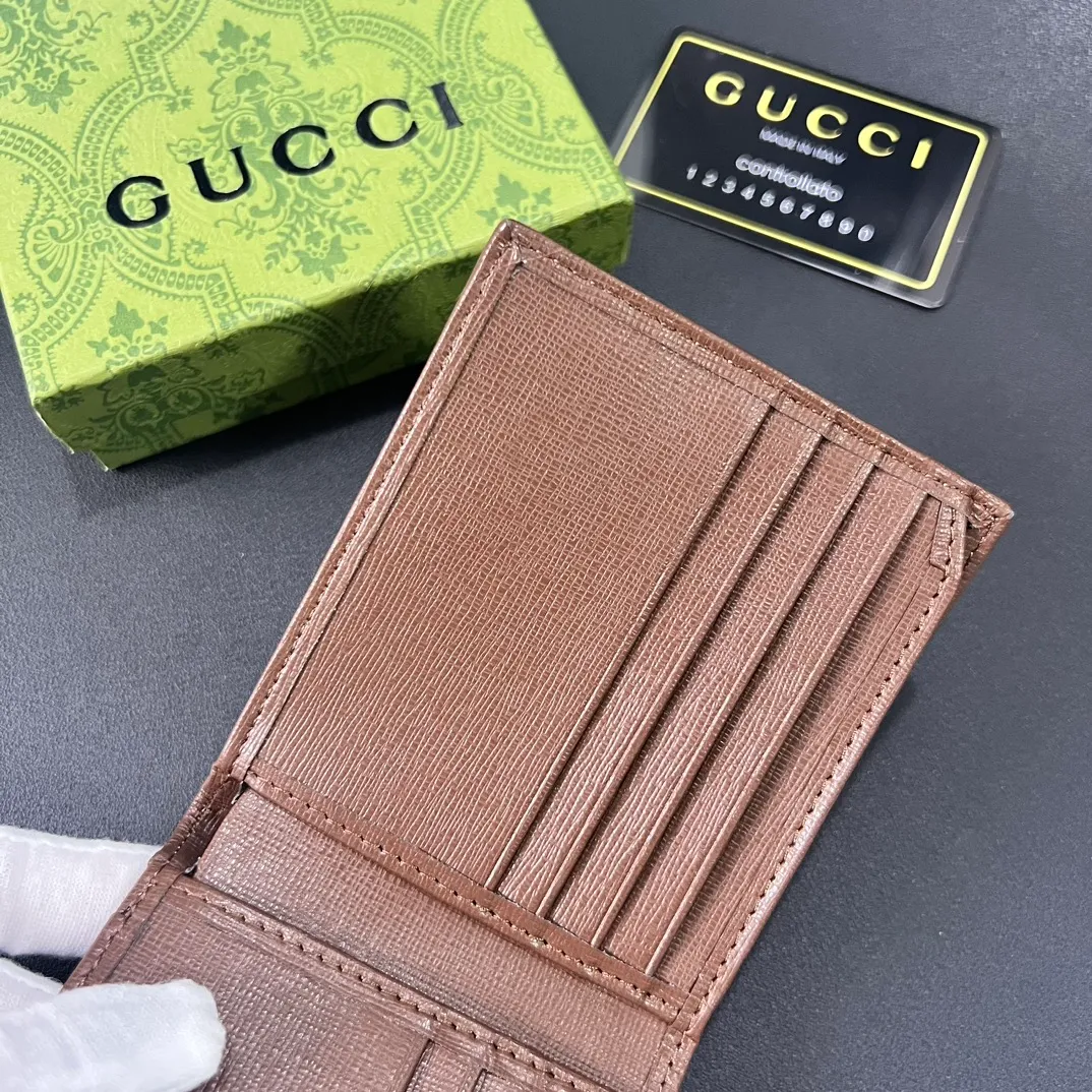 💰 120 💎Upgraded from the original version 🇮🇹 This simple and slim wallet is made of black gg supreme canvas material, decorated with tonal leather piping and interlocking double G logo, highlighting the charm of classic design. Black ggsupreme canvas, environmentally friendly material. Black leather trim. Viscose lining. Oval interlocking G leather plaque. Eight card compartments, two bill compartments. Size: 11*9cm. Model: 671652.