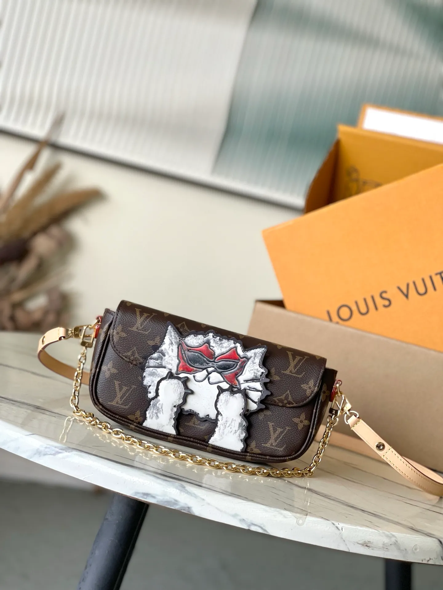 💰940 Top original order M15148 LV Travels With Grace Coddington series launches this Wallet On Chain lvy handbag, which presents hand-painted cat illustrations on Monogram canvas, telling the artist's love for cats. The detachable metal chain unlocks multiple carrying options, and the interior features patch pockets, zipper pockets and card compartments. Dimensions: 23.5 × 12 × 4.3 cm