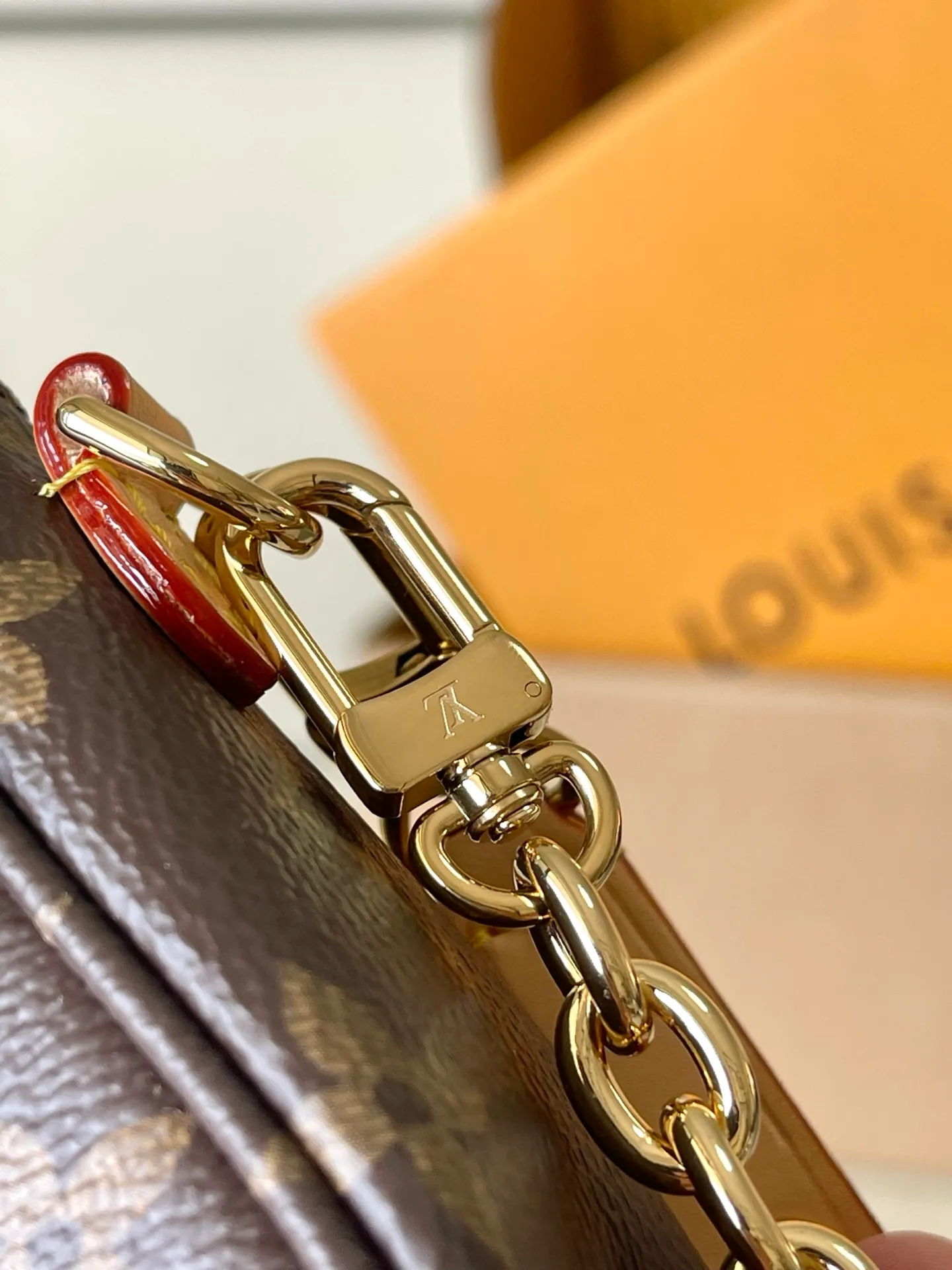 💰940 Top original order M15148 LV Travels With Grace Coddington series launches this Wallet On Chain lvy handbag, which presents hand-painted cat illustrations on Monogram canvas, telling the artist's love for cats. The detachable metal chain unlocks multiple carrying options, and the interior features patch pockets, zipper pockets and card compartments. Dimensions: 23.5 × 12 × 4.3 cm