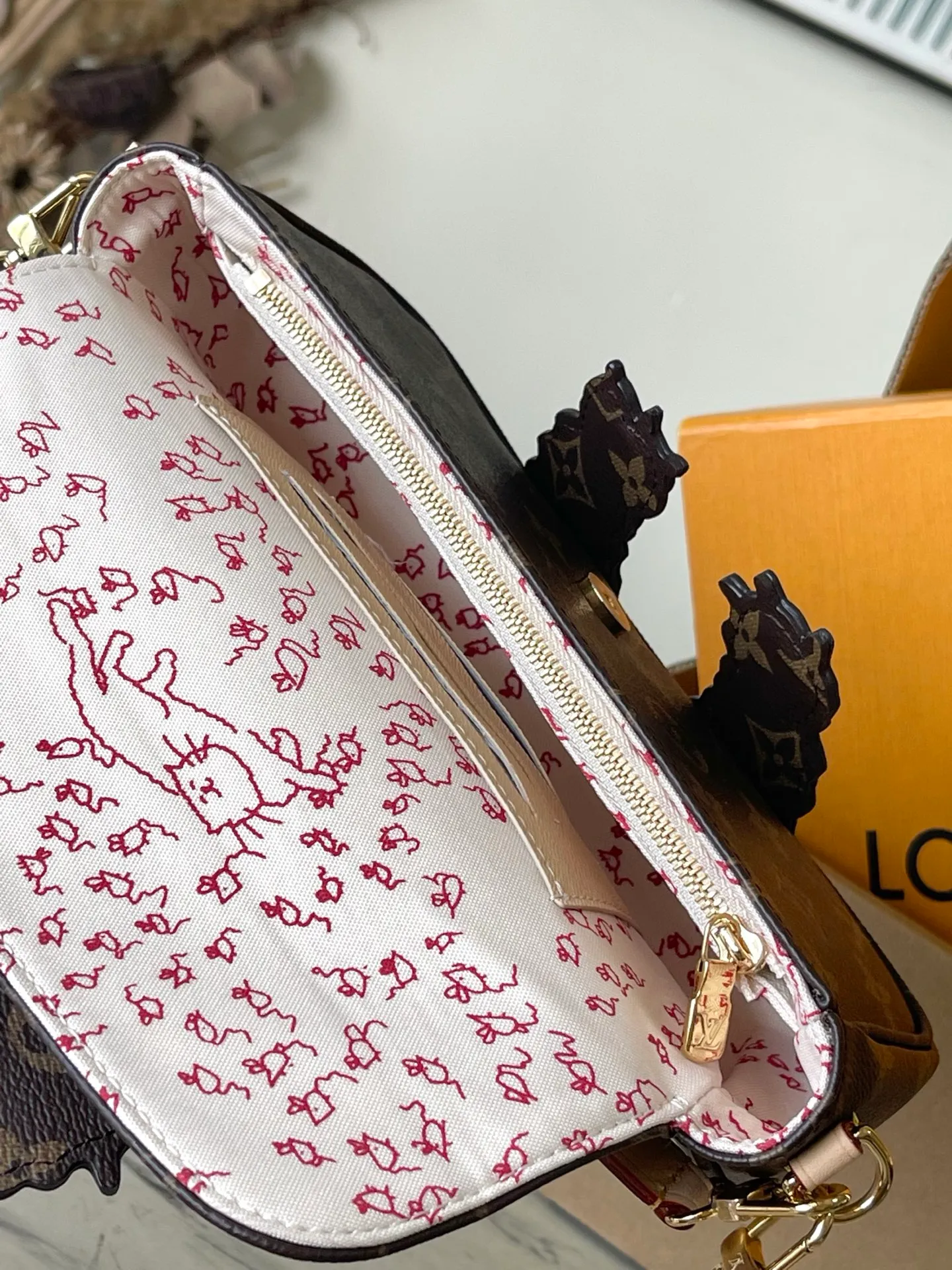 💰940 Top original order M15148 LV Travels With Grace Coddington series launches this Wallet On Chain lvy handbag, which presents hand-painted cat illustrations on Monogram canvas, telling the artist's love for cats. The detachable metal chain unlocks multiple carrying options, and the interior features patch pockets, zipper pockets and card compartments. Dimensions: 23.5 × 12 × 4.3 cm