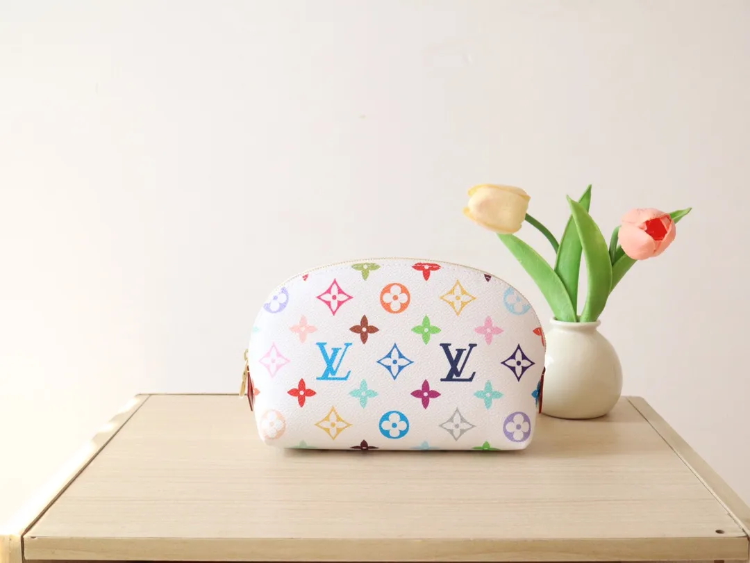 Factory price 340 [Top original order] M13744 Tricolor cosmetic bag. This Monogram print is interpreted in 33 colorful colors. In 2025, Takashi Murakami and LV jointly launched the white tricolor and the black tricolor. It was launched in twelve pieces and became popular around the world. It is loved by celebrities and celebrities. It is lively, childlike and friendly. Size: 19x12x6cm
