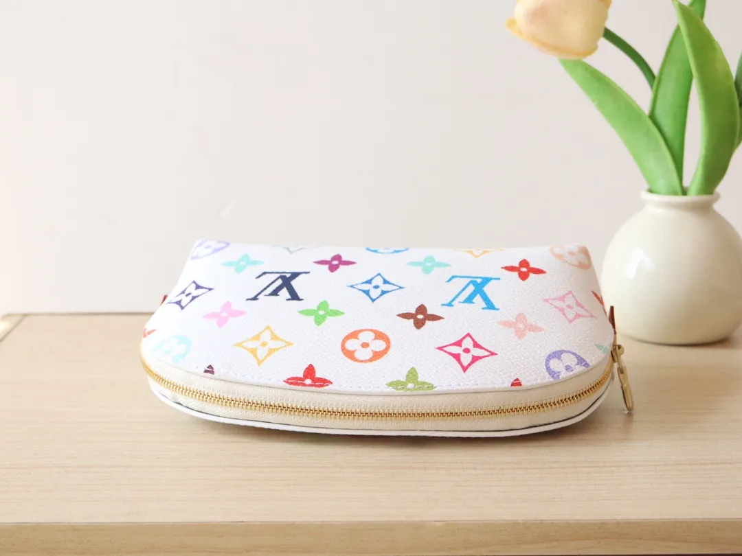Factory price 340 [Top original order] M13744 Tricolor cosmetic bag. This Monogram print is interpreted in 33 colorful colors. In 2025, Takashi Murakami and LV jointly launched the white tricolor and the black tricolor. It was launched in twelve pieces and became popular around the world. It is loved by celebrities and celebrities. It is lively, childlike and friendly. Size: 19x12x6cm