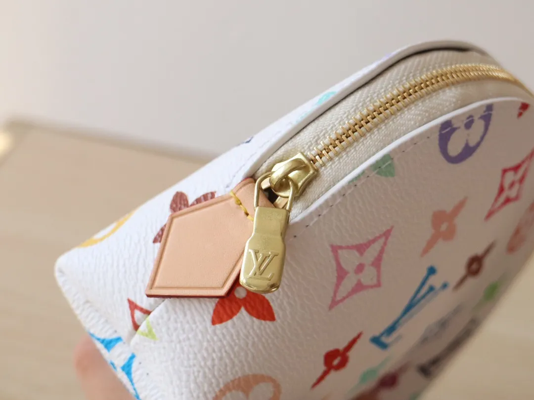 Factory price 340 [Top original order] M13744 Tricolor cosmetic bag. This Monogram print is interpreted in 33 colorful colors. In 2025, Takashi Murakami and LV jointly launched the white tricolor and the black tricolor. It was launched in twelve pieces and became popular around the world. It is loved by celebrities and celebrities. It is lively, childlike and friendly. Size: 19x12x6cm