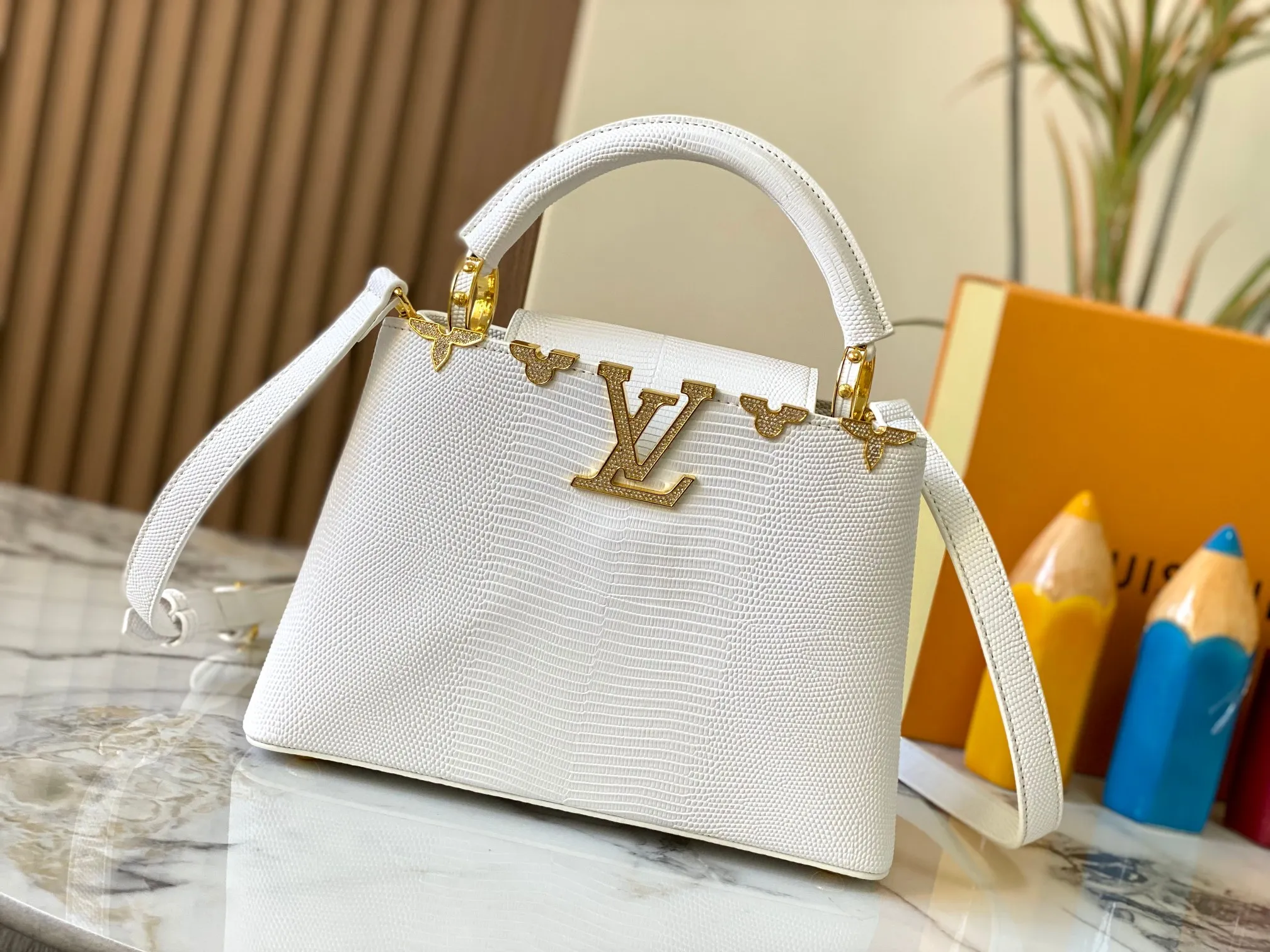 Top original P460 Guangzhou-made M12297 white lizard leather with gold diamond corolla 🔺This CapucinesBB handbag is a delicate combination of elegant lizard skin outer layer, delicate sheepskin lining and glossy metal parts. The iconic flap makes two styles fashionable. The LV logo can be read on the inside and Monogram flowers bloom on the outside. It lights up the corner of the evening occasion and adds a personalized atmosphere to the wardrobe. Shine gorgeous style in day and night occasions.  Detailed features 27 x 18 x 9 cm (length x height x width)
