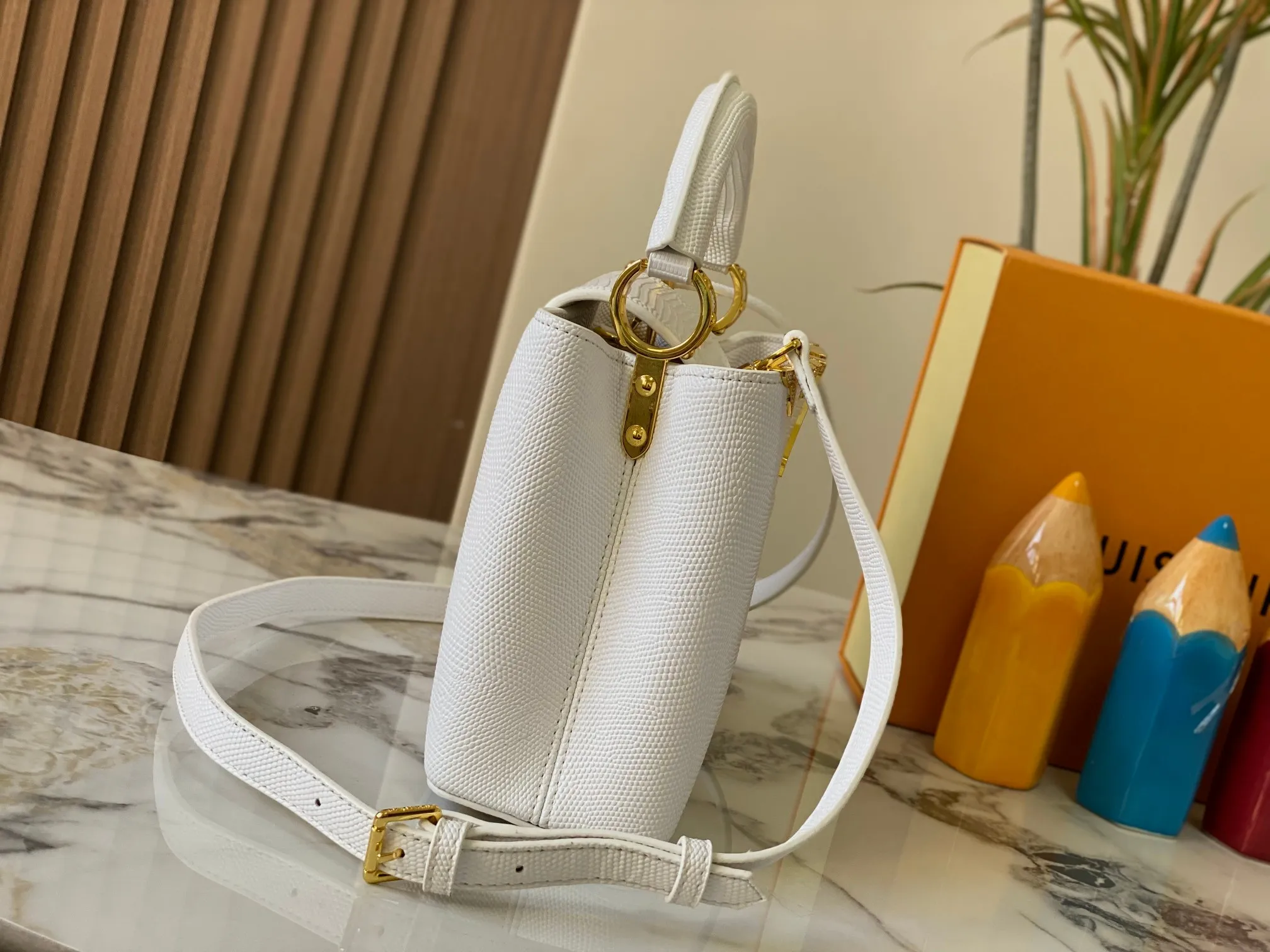 Top original P460 Guangzhou-made M12297 white lizard leather with gold diamond corolla 🔺This CapucinesBB handbag is a delicate combination of elegant lizard skin outer layer, delicate sheepskin lining and glossy metal parts. The iconic flap makes two styles fashionable. The LV logo can be read on the inside and Monogram flowers bloom on the outside. It lights up the corner of the evening occasion and adds a personalized atmosphere to the wardrobe. Shine gorgeous style in day and night occasions.  Detailed features 27 x 18 x 9 cm (length x height x width)