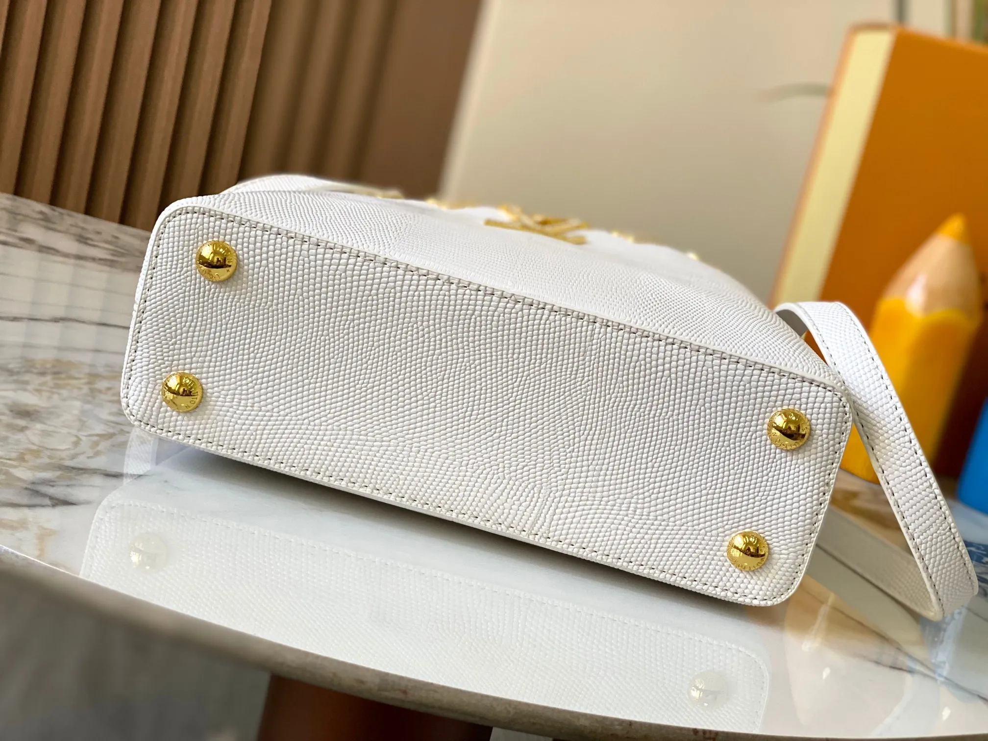 Top original P460 Guangzhou-made M12297 white lizard leather with gold diamond corolla 🔺This CapucinesBB handbag is a delicate combination of elegant lizard skin outer layer, delicate sheepskin lining and glossy metal parts. The iconic flap makes two styles fashionable. The LV logo can be read on the inside and Monogram flowers bloom on the outside. It lights up the corner of the evening occasion and adds a personalized atmosphere to the wardrobe. Shine gorgeous style in day and night occasions.  Detailed features 27 x 18 x 9 cm (length x height x width)