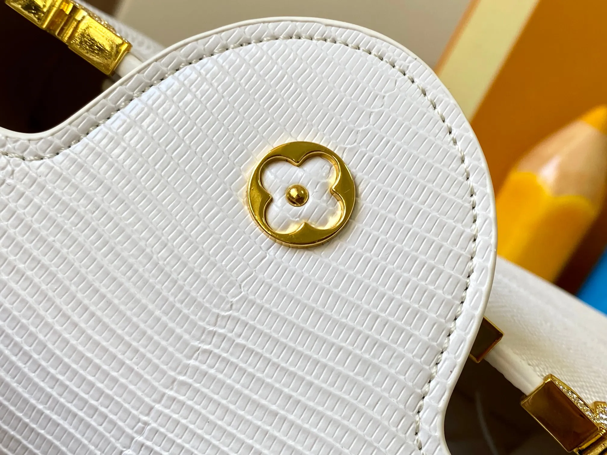 Top original P460 Guangzhou-made M12297 white lizard leather with gold diamond corolla 🔺This CapucinesBB handbag is a delicate combination of elegant lizard skin outer layer, delicate sheepskin lining and glossy metal parts. The iconic flap makes two styles fashionable. The LV logo can be read on the inside and Monogram flowers bloom on the outside. It lights up the corner of the evening occasion and adds a personalized atmosphere to the wardrobe. Shine gorgeous style in day and night occasions.  Detailed features 27 x 18 x 9 cm (length x height x width)