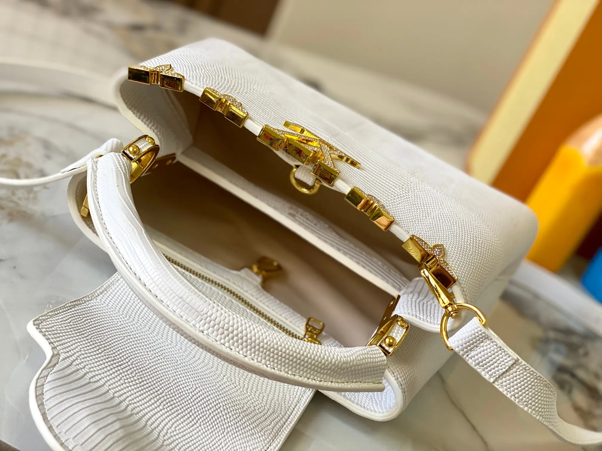 Top original P460 Guangzhou-made M12297 white lizard leather with gold diamond corolla 🔺This CapucinesBB handbag is a delicate combination of elegant lizard skin outer layer, delicate sheepskin lining and glossy metal parts. The iconic flap makes two styles fashionable. The LV logo can be read on the inside and Monogram flowers bloom on the outside. It lights up the corner of the evening occasion and adds a personalized atmosphere to the wardrobe. Shine gorgeous style in day and night occasions.  Detailed features 27 x 18 x 9 cm (length x height x width)