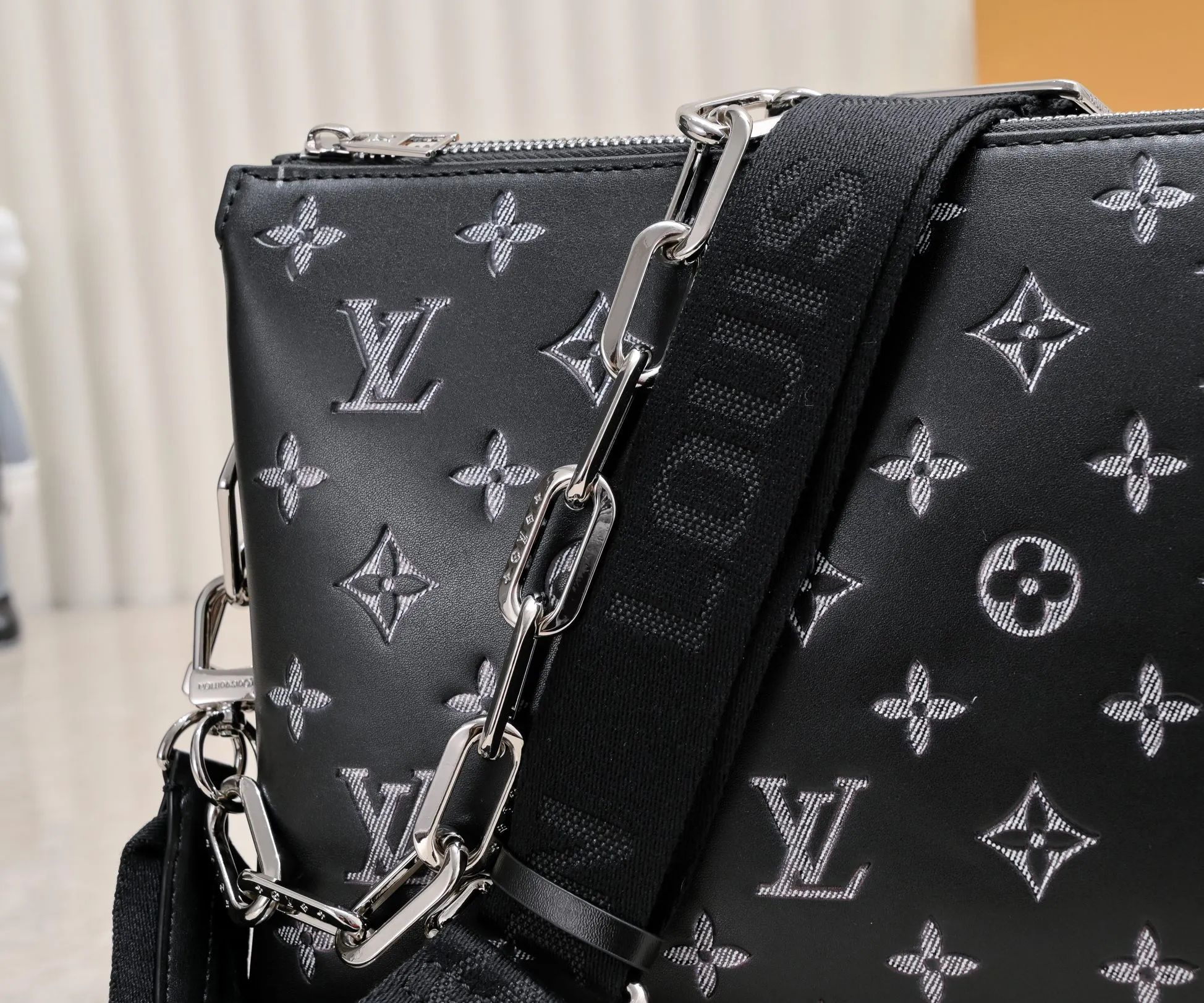 ¥340💰 Exclusive real shot-upgraded version ‼ ️ M21353 color printing 57790 This small Coussin handbag is made of Monogram embossed sheep leather, and the floral pattern is cleverly integrated into the LV letters and Monogram flowers. The chunky chain makes it easy to carry over the shoulder, and the wide adjustable fabric strap makes it easy to wear cross-body. Dimensions: 26.0 x 20.0 x 12.0 cm (length x height x width)