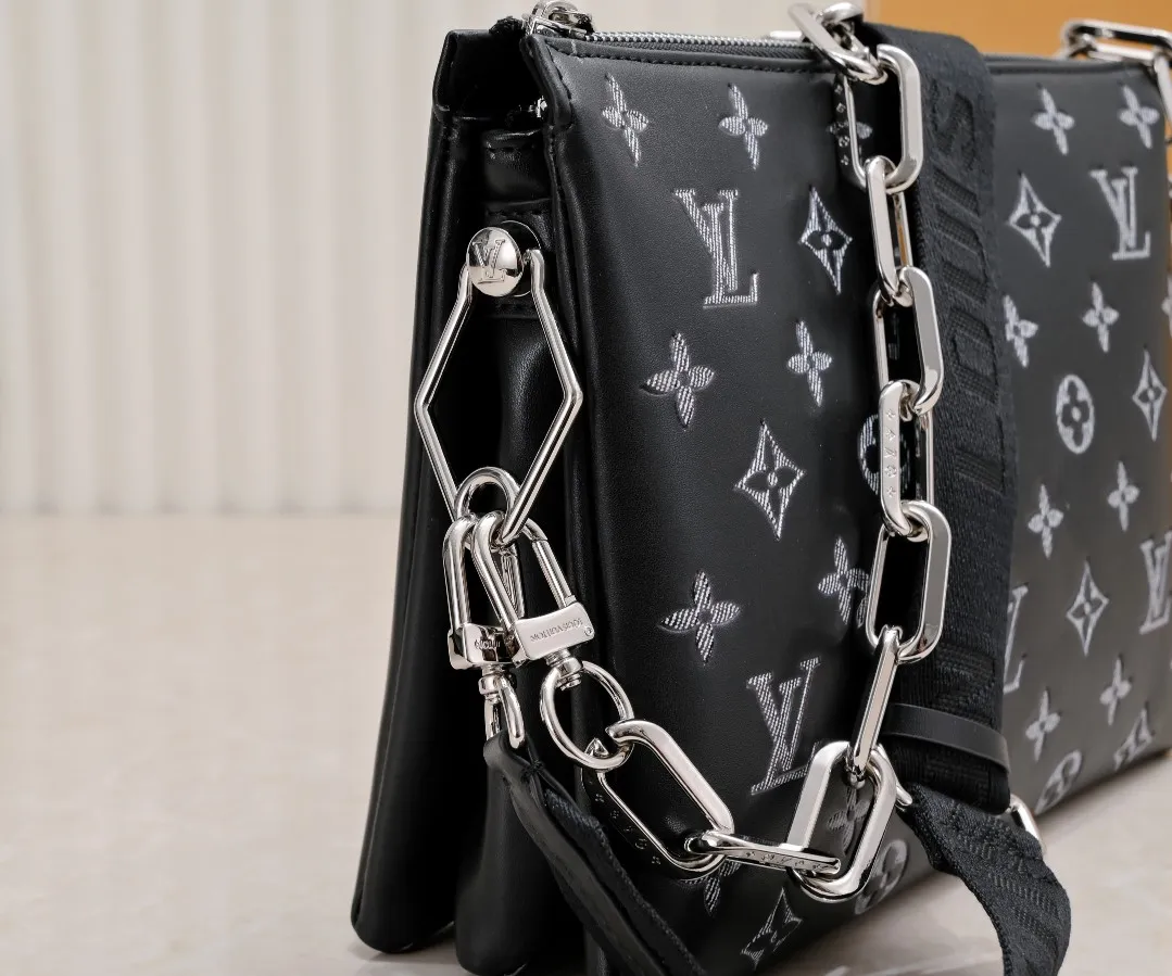¥340💰 Exclusive real shot-upgraded version ‼ ️ M21353 color printing 57790 This small Coussin handbag is made of Monogram embossed sheep leather, and the floral pattern is cleverly integrated into the LV letters and Monogram flowers. The chunky chain makes it easy to carry over the shoulder, and the wide adjustable fabric strap makes it easy to wear cross-body. Dimensions: 26.0 x 20.0 x 12.0 cm (length x height x width)