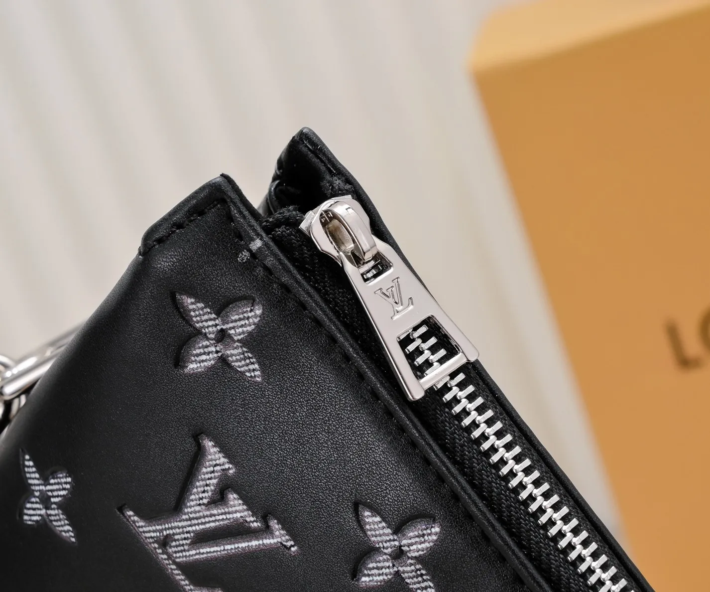 ¥340💰 Exclusive real shot-upgraded version ‼ ️ M21353 color printing 57790 This small Coussin handbag is made of Monogram embossed sheep leather, and the floral pattern is cleverly integrated into the LV letters and Monogram flowers. The chunky chain makes it easy to carry over the shoulder, and the wide adjustable fabric strap makes it easy to wear cross-body. Dimensions: 26.0 x 20.0 x 12.0 cm (length x height x width)