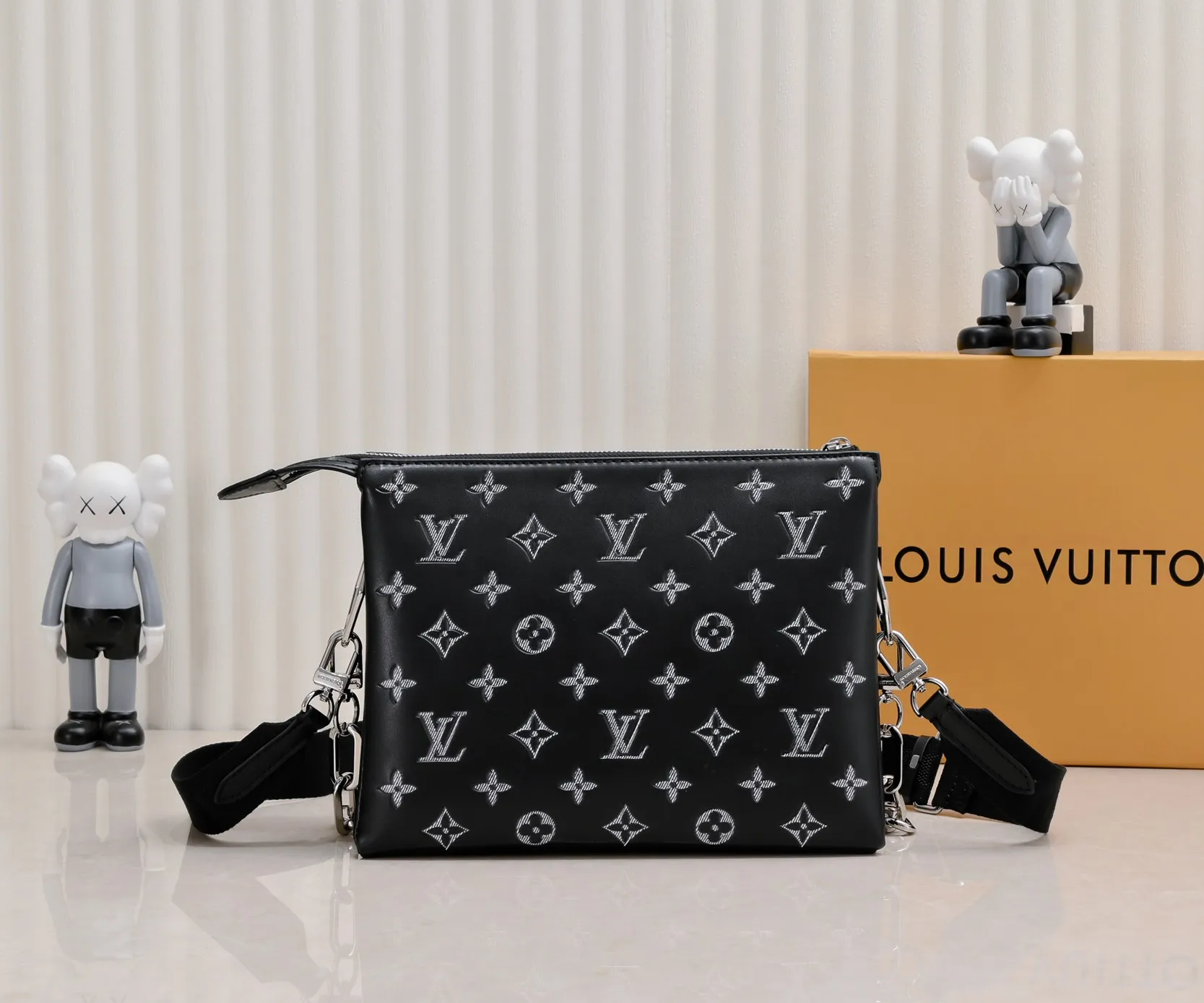 ¥340💰 Exclusive real shot-upgraded version ‼ ️ M21353 color printing 57790 This small Coussin handbag is made of Monogram embossed sheep leather, and the floral pattern is cleverly integrated into the LV letters and Monogram flowers. The chunky chain makes it easy to carry over the shoulder, and the wide adjustable fabric strap makes it easy to wear cross-body. Dimensions: 26.0 x 20.0 x 12.0 cm (length x height x width)