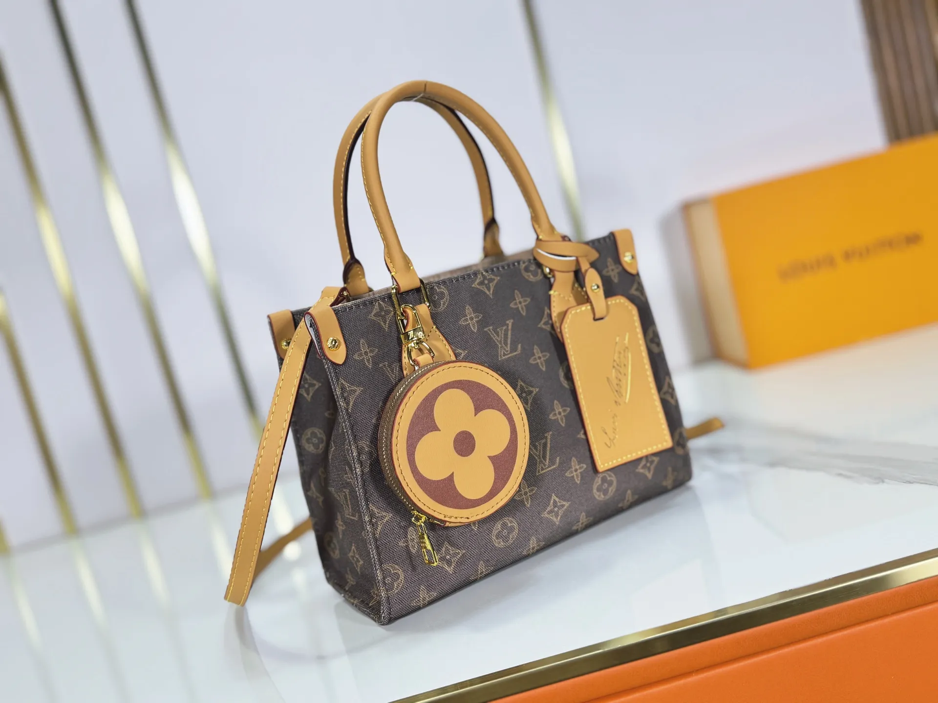 P260 upgraded original M28289 M45659 M44571 To celebrate the 130th anniversary of Louis Vuitton's Monogram pattern, this small OnTheGo handbag chooses Monogram Origine Bleu Courrier pattern canvas to reinterpret classic elements from a retro perspective. The shoulder straps, handles and address plaque are cut out of cowhide, and the striped lining and pockets open to reveal. Zipper bag securely stores valuables. Dimensions: 25 x 19 x 11.5 (cm) ((length x height x width)
