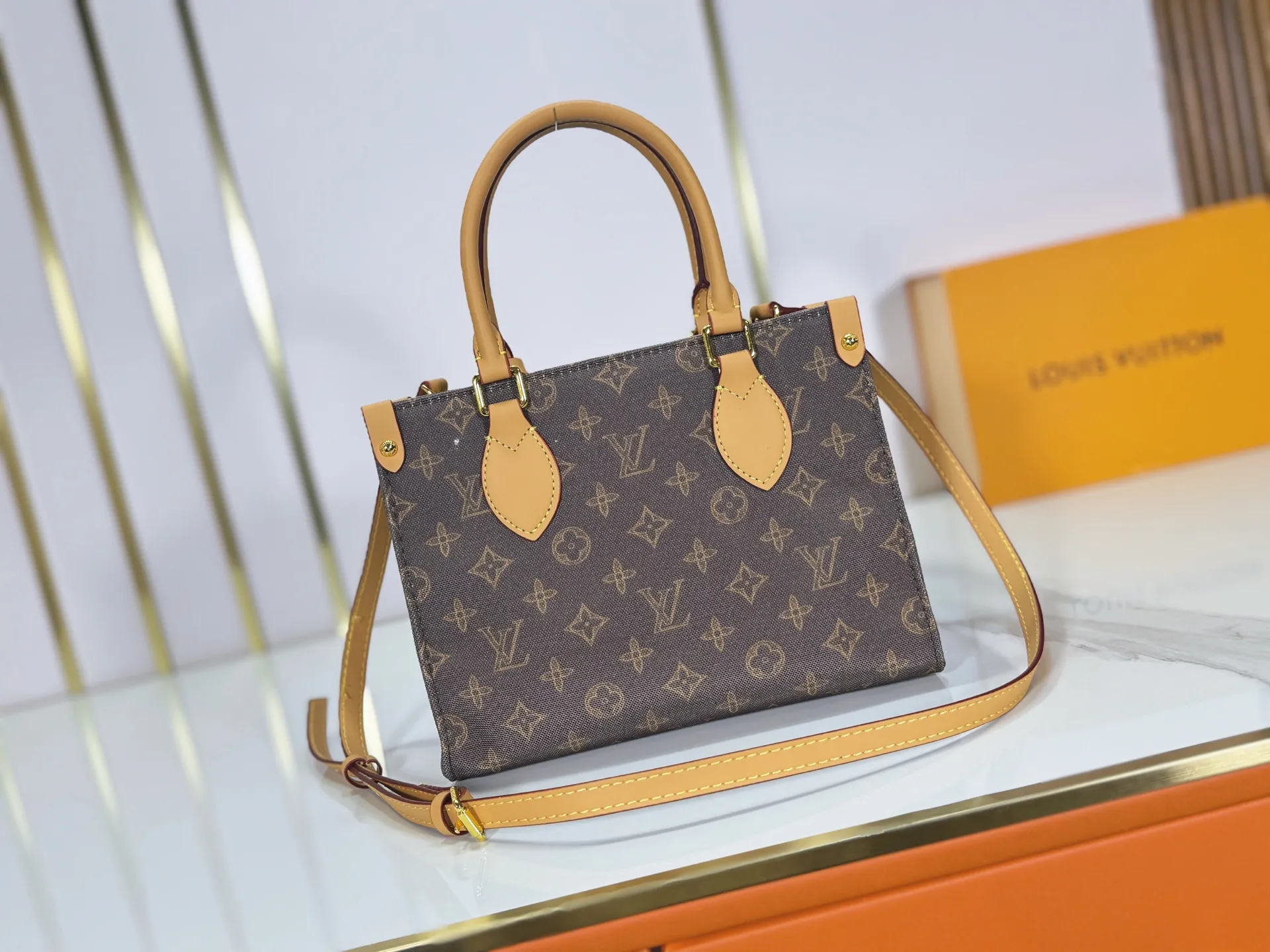 P260 upgraded original M28289 M45659 M44571 To celebrate the 130th anniversary of Louis Vuitton's Monogram pattern, this small OnTheGo handbag chooses Monogram Origine Bleu Courrier pattern canvas to reinterpret classic elements from a retro perspective. The shoulder straps, handles and address plaque are cut out of cowhide, and the striped lining and pockets open to reveal. Zipper bag securely stores valuables. Dimensions: 25 x 19 x 11.5 (cm) ((length x height x width)