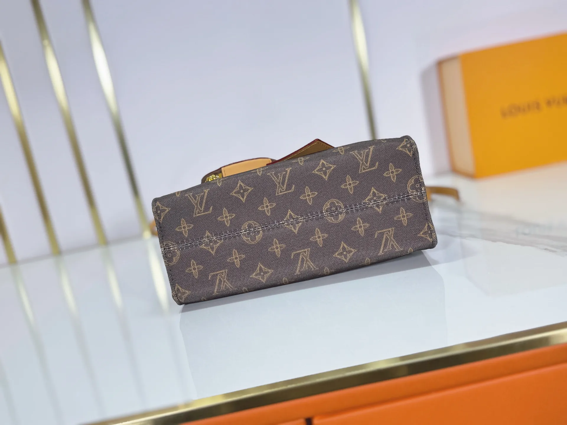 P260 upgraded original M28289 M45659 M44571 To celebrate the 130th anniversary of Louis Vuitton's Monogram pattern, this small OnTheGo handbag chooses Monogram Origine Bleu Courrier pattern canvas to reinterpret classic elements from a retro perspective. The shoulder straps, handles and address plaque are cut out of cowhide, and the striped lining and pockets open to reveal. Zipper bag securely stores valuables. Dimensions: 25 x 19 x 11.5 (cm) ((length x height x width)