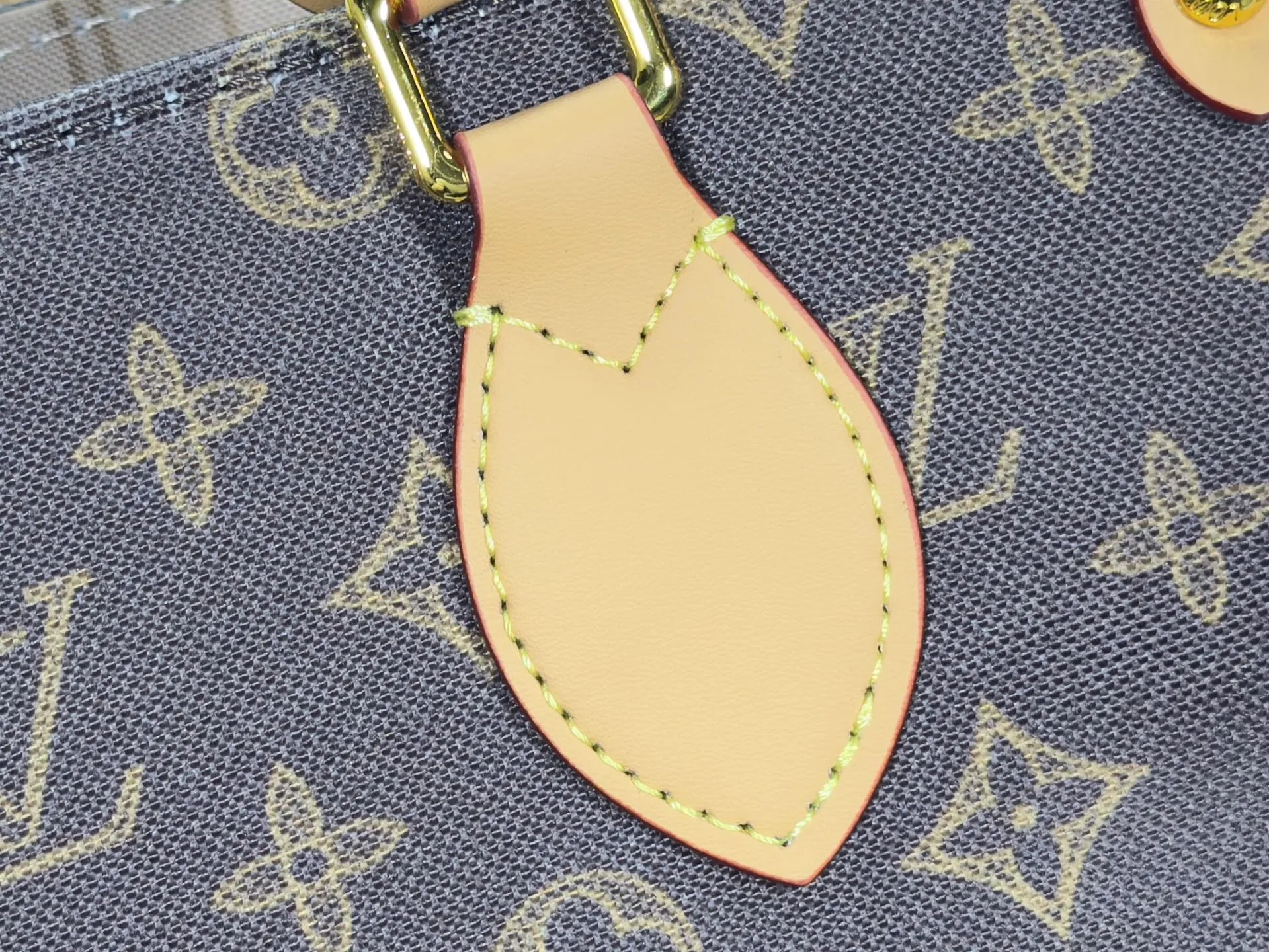 P260 upgraded original M28289 M45659 M44571 To celebrate the 130th anniversary of Louis Vuitton's Monogram pattern, this small OnTheGo handbag chooses Monogram Origine Bleu Courrier pattern canvas to reinterpret classic elements from a retro perspective. The shoulder straps, handles and address plaque are cut out of cowhide, and the striped lining and pockets open to reveal. Zipper bag securely stores valuables. Dimensions: 25 x 19 x 11.5 (cm) ((length x height x width)