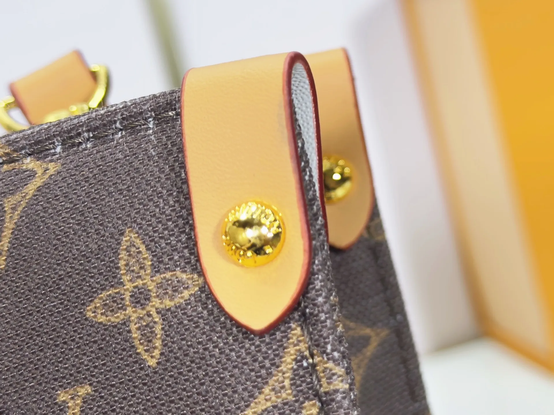 P260 upgraded original M28289 M45659 M44571 To celebrate the 130th anniversary of Louis Vuitton's Monogram pattern, this small OnTheGo handbag chooses Monogram Origine Bleu Courrier pattern canvas to reinterpret classic elements from a retro perspective. The shoulder straps, handles and address plaque are cut out of cowhide, and the striped lining and pockets open to reveal. Zipper bag securely stores valuables. Dimensions: 25 x 19 x 11.5 (cm) ((length x height x width)