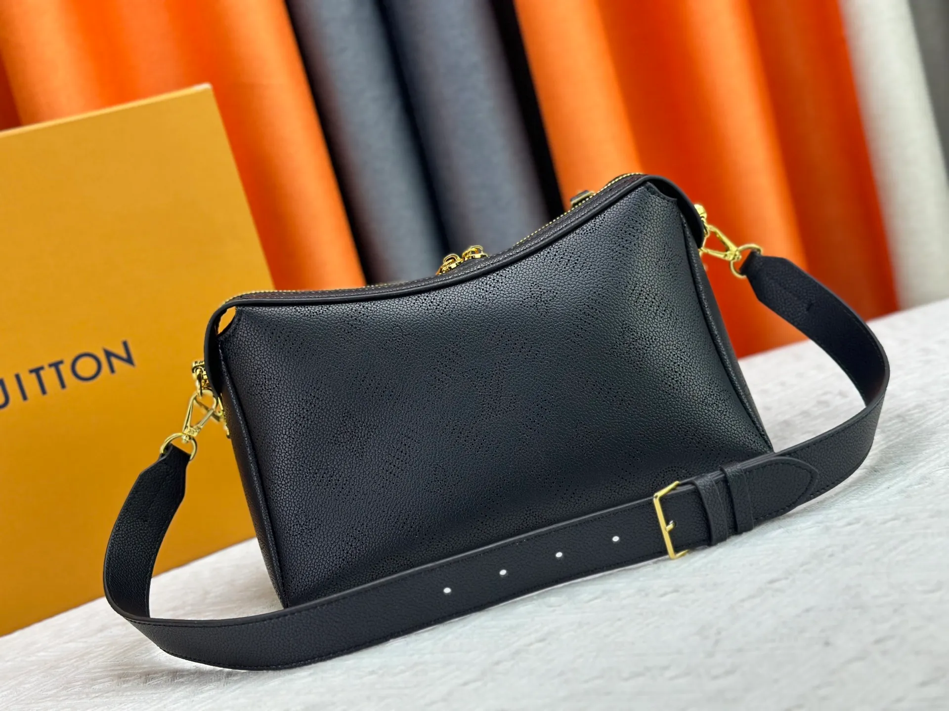 P260 Upgraded original M13157 M24255 M24114 This Hand It All small handbag is made of cow leather to interpret the brand's Bloom elements. The perforated Monogram pattern is integrated with floral imagery, and the classic style is upgraded with contrasting branding. The inner patch pocket is convenient for storing mobile phones, and the woven chain allows for flexible switching between cross-body or shoulder wear. Dimensions: 29.0 x 18.0 x 13.0 cm (length x height x width)