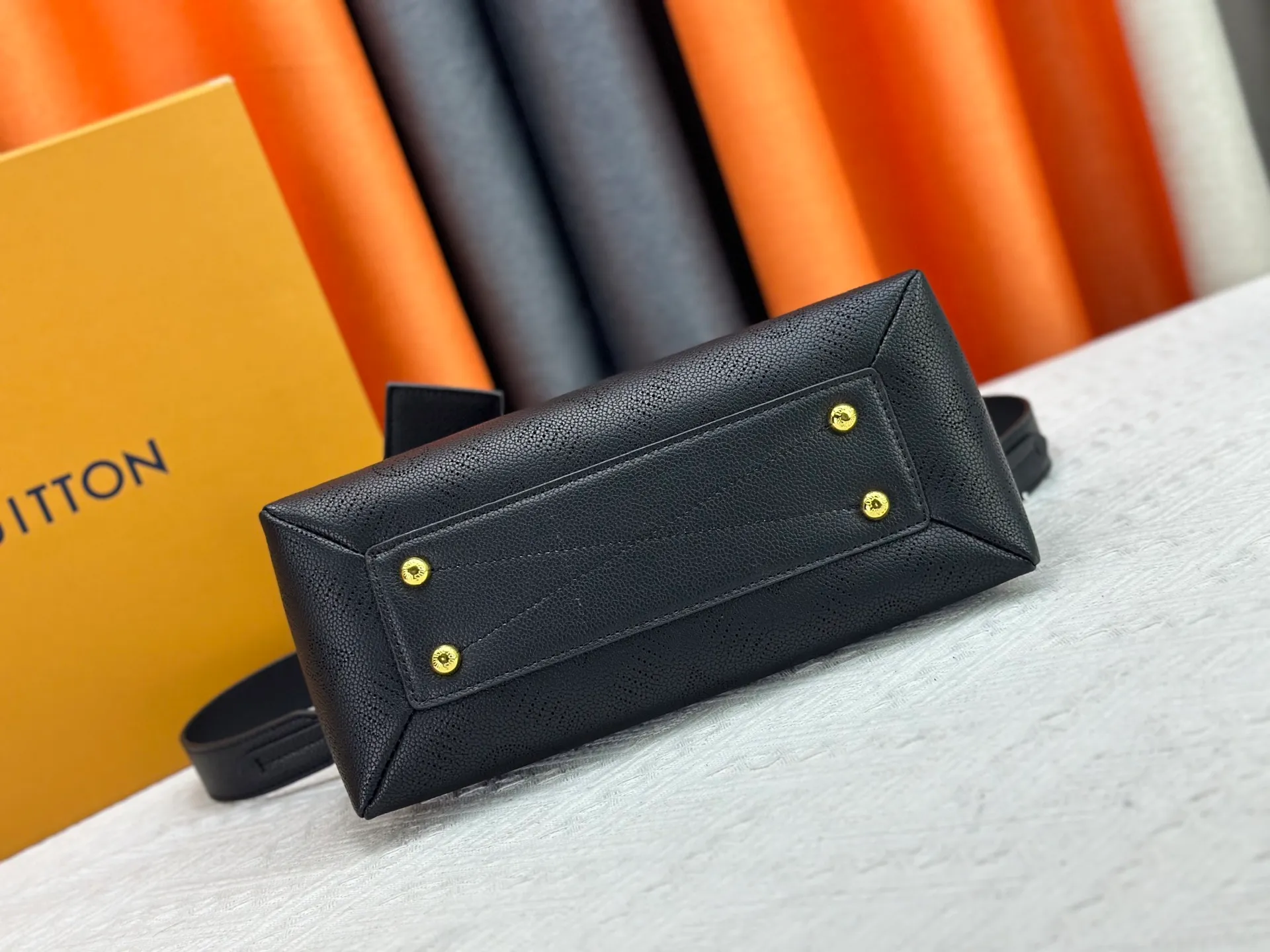 P260 Upgraded original M13157 M24255 M24114 This Hand It All small handbag is made of cow leather to interpret the brand's Bloom elements. The perforated Monogram pattern is integrated with floral imagery, and the classic style is upgraded with contrasting branding. The inner patch pocket is convenient for storing mobile phones, and the woven chain allows for flexible switching between cross-body or shoulder wear. Dimensions: 29.0 x 18.0 x 13.0 cm (length x height x width)