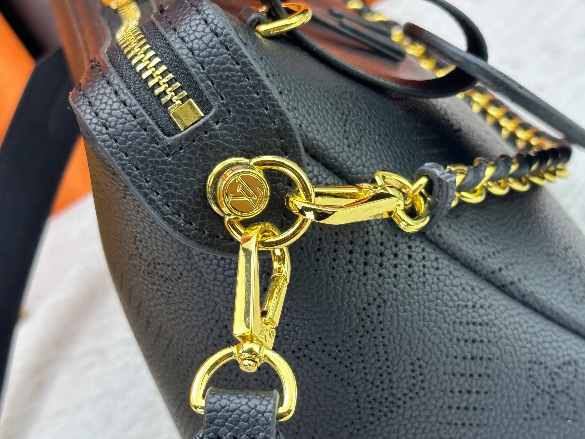 P260 Upgraded original M13157 M24255 M24114 This Hand It All small handbag is made of cow leather to interpret the brand's Bloom elements. The perforated Monogram pattern is integrated with floral imagery, and the classic style is upgraded with contrasting branding. The inner patch pocket is convenient for storing mobile phones, and the woven chain allows for flexible switching between cross-body or shoulder wear. Dimensions: 29.0 x 18.0 x 13.0 cm (length x height x width)