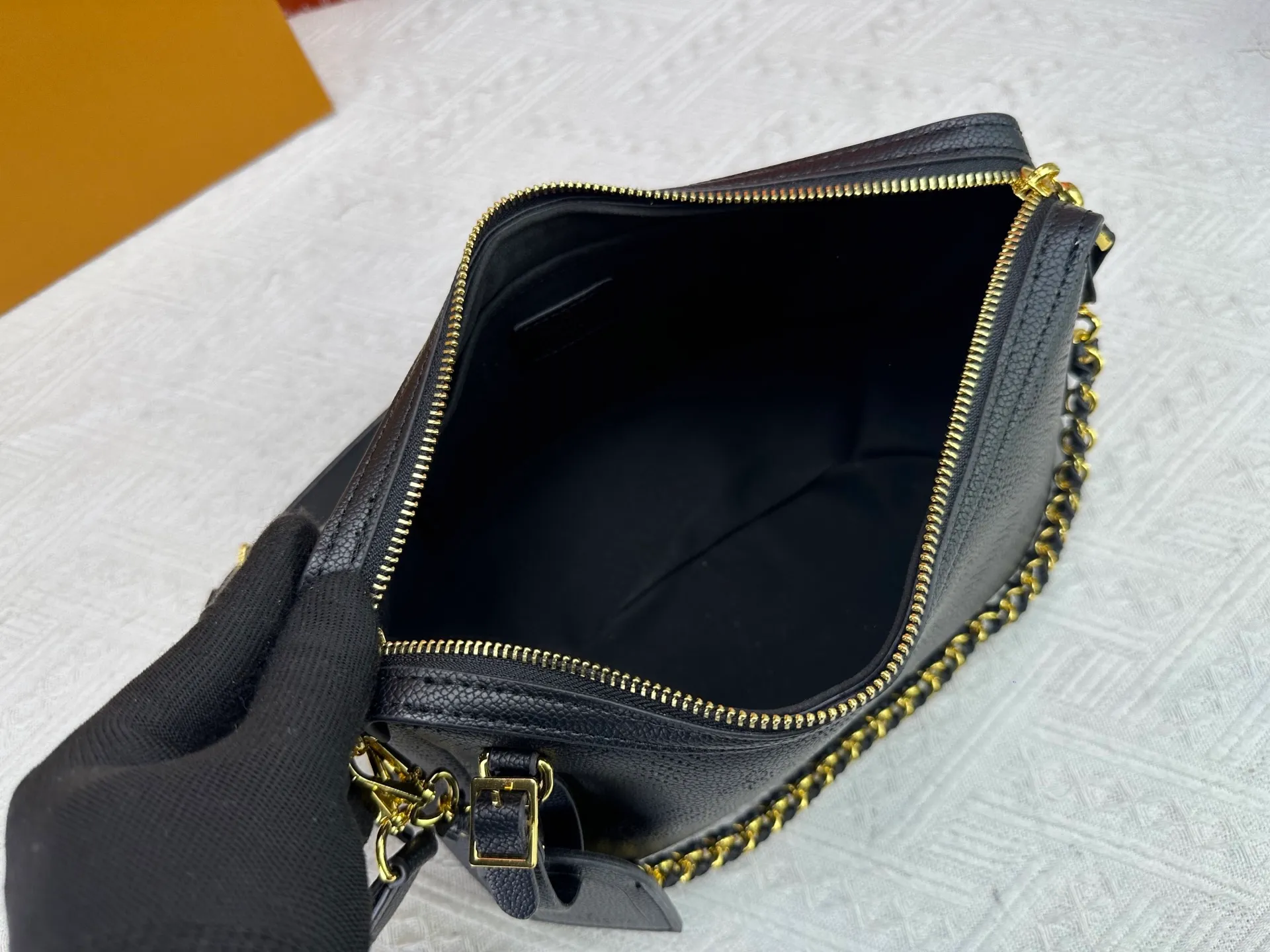 P260 Upgraded original M13157 M24255 M24114 This Hand It All small handbag is made of cow leather to interpret the brand's Bloom elements. The perforated Monogram pattern is integrated with floral imagery, and the classic style is upgraded with contrasting branding. The inner patch pocket is convenient for storing mobile phones, and the woven chain allows for flexible switching between cross-body or shoulder wear. Dimensions: 29.0 x 18.0 x 13.0 cm (length x height x width)