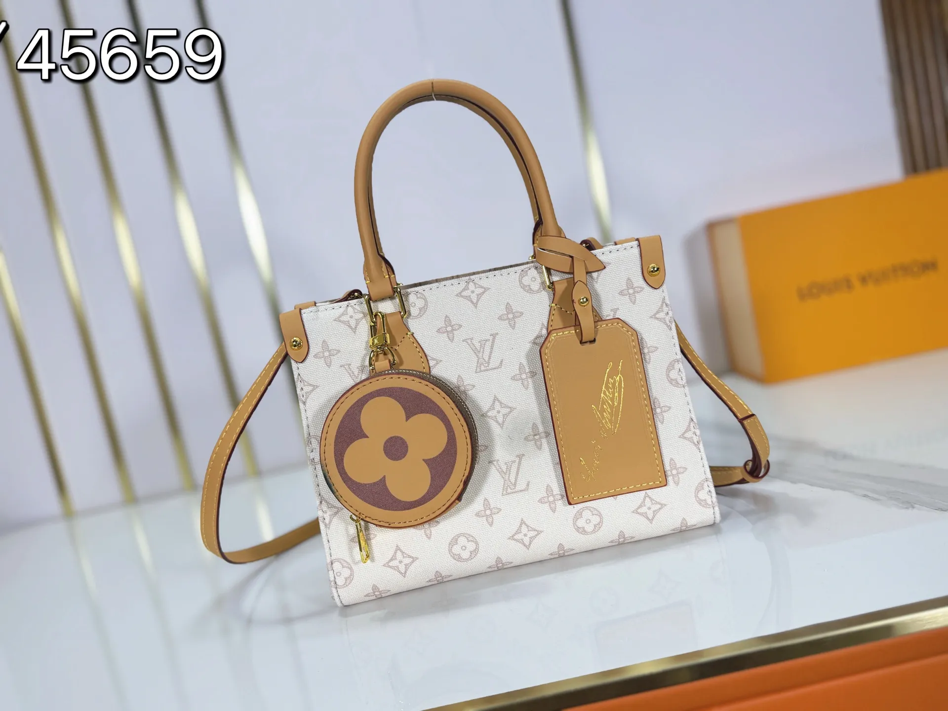P260 upgraded original M28289 M45659 M44571 To celebrate the 130th anniversary of Louis Vuitton's Monogram pattern, this small OnTheGo handbag chooses Monogram Origine Bleu Courrier pattern canvas to reinterpret classic elements from a retro perspective. The shoulder straps, handles and address plaque are cut out of cowhide, and the striped lining and pockets open to reveal. Zipper bag securely stores valuables. Dimensions: 25 x 19 x 11.5 (cm) ((length x height x width)