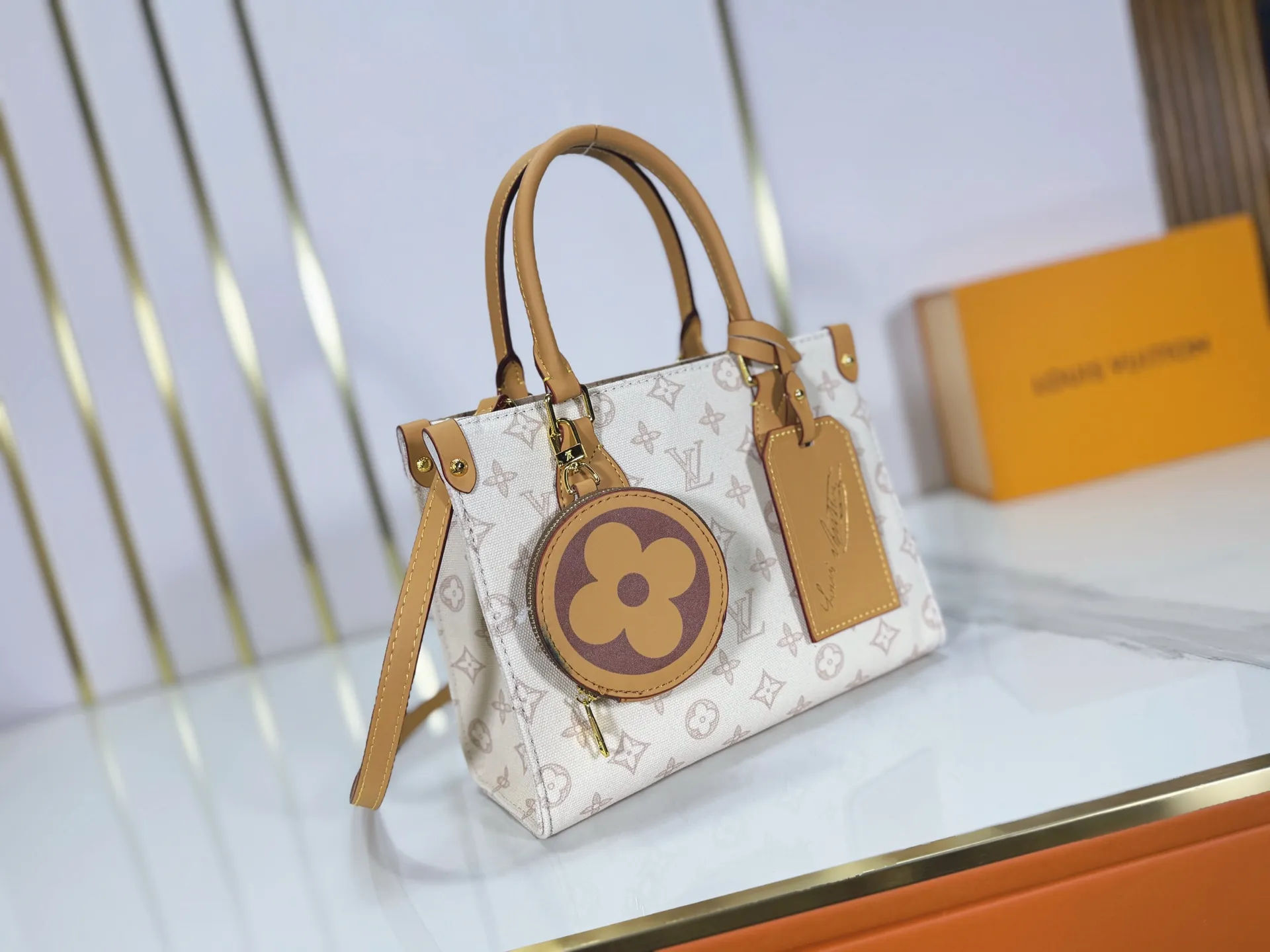 P260 upgraded original M28289 M45659 M44571 To celebrate the 130th anniversary of Louis Vuitton's Monogram pattern, this small OnTheGo handbag chooses Monogram Origine Bleu Courrier pattern canvas to reinterpret classic elements from a retro perspective. The shoulder straps, handles and address plaque are cut out of cowhide, and the striped lining and pockets open to reveal. Zipper bag securely stores valuables. Dimensions: 25 x 19 x 11.5 (cm) ((length x height x width)