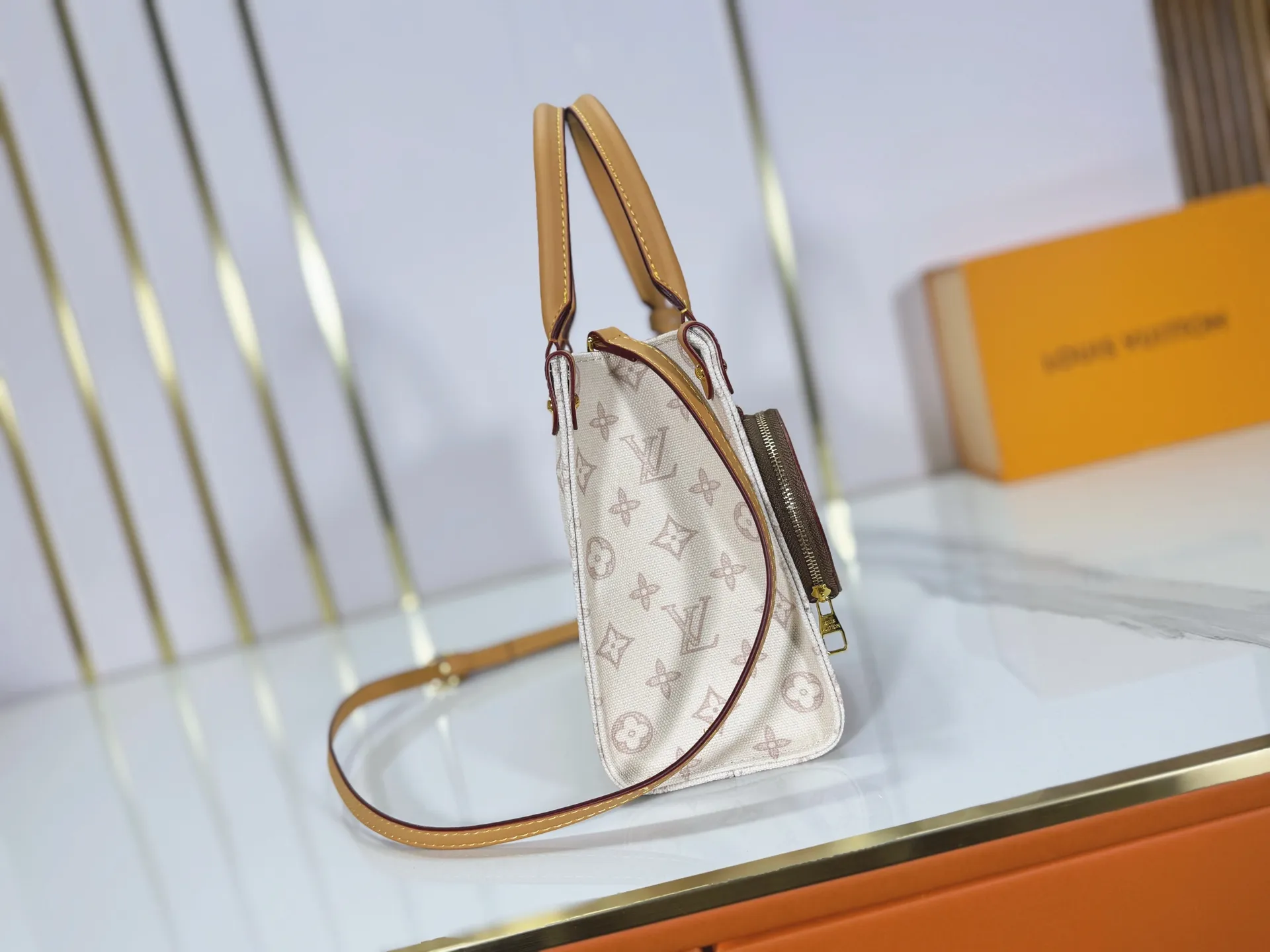 P260 upgraded original M28289 M45659 M44571 To celebrate the 130th anniversary of Louis Vuitton's Monogram pattern, this small OnTheGo handbag chooses Monogram Origine Bleu Courrier pattern canvas to reinterpret classic elements from a retro perspective. The shoulder straps, handles and address plaque are cut out of cowhide, and the striped lining and pockets open to reveal. Zipper bag securely stores valuables. Dimensions: 25 x 19 x 11.5 (cm) ((length x height x width)