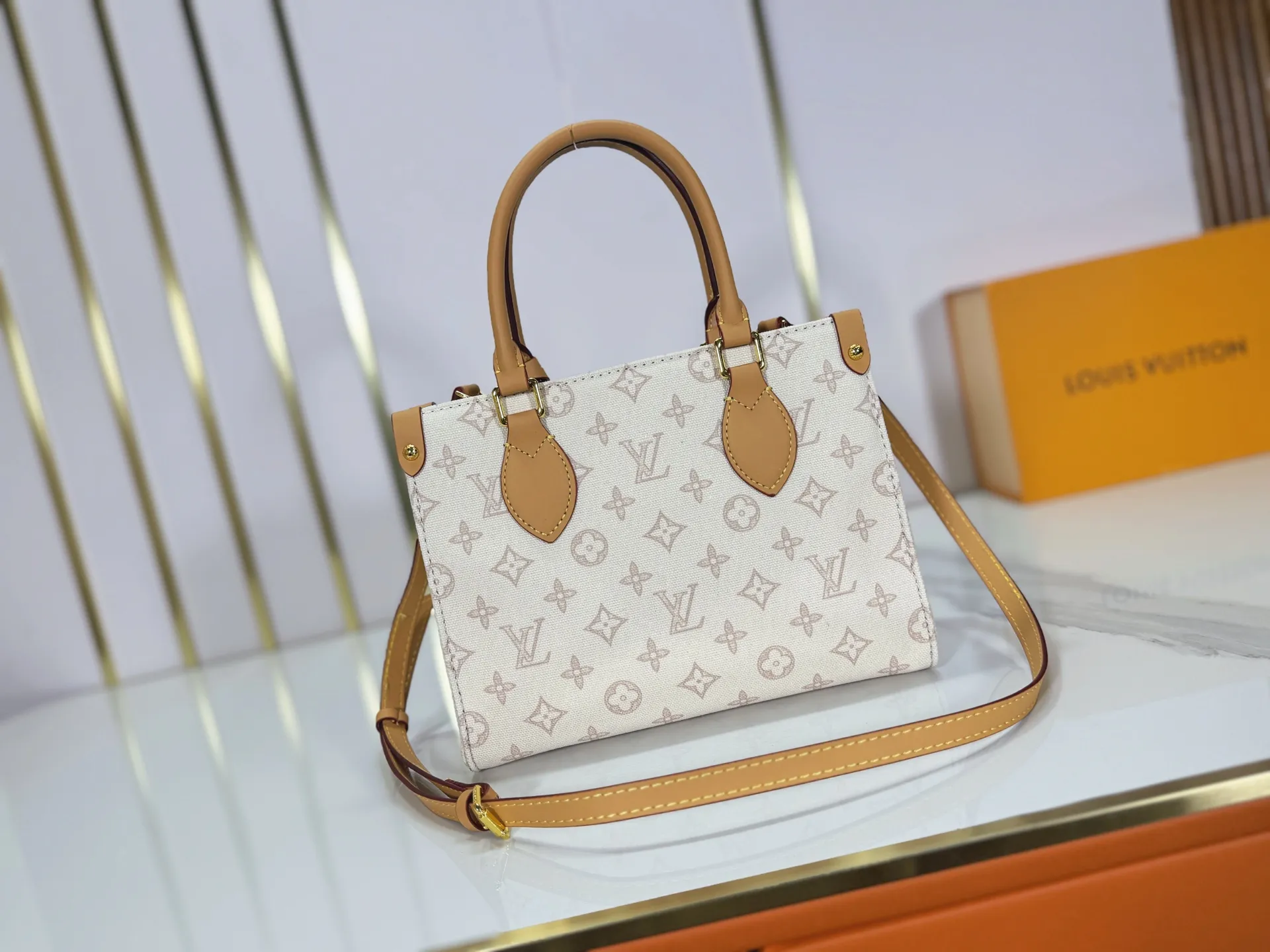 P260 upgraded original M28289 M45659 M44571 To celebrate the 130th anniversary of Louis Vuitton's Monogram pattern, this small OnTheGo handbag chooses Monogram Origine Bleu Courrier pattern canvas to reinterpret classic elements from a retro perspective. The shoulder straps, handles and address plaque are cut out of cowhide, and the striped lining and pockets open to reveal. Zipper bag securely stores valuables. Dimensions: 25 x 19 x 11.5 (cm) ((length x height x width)