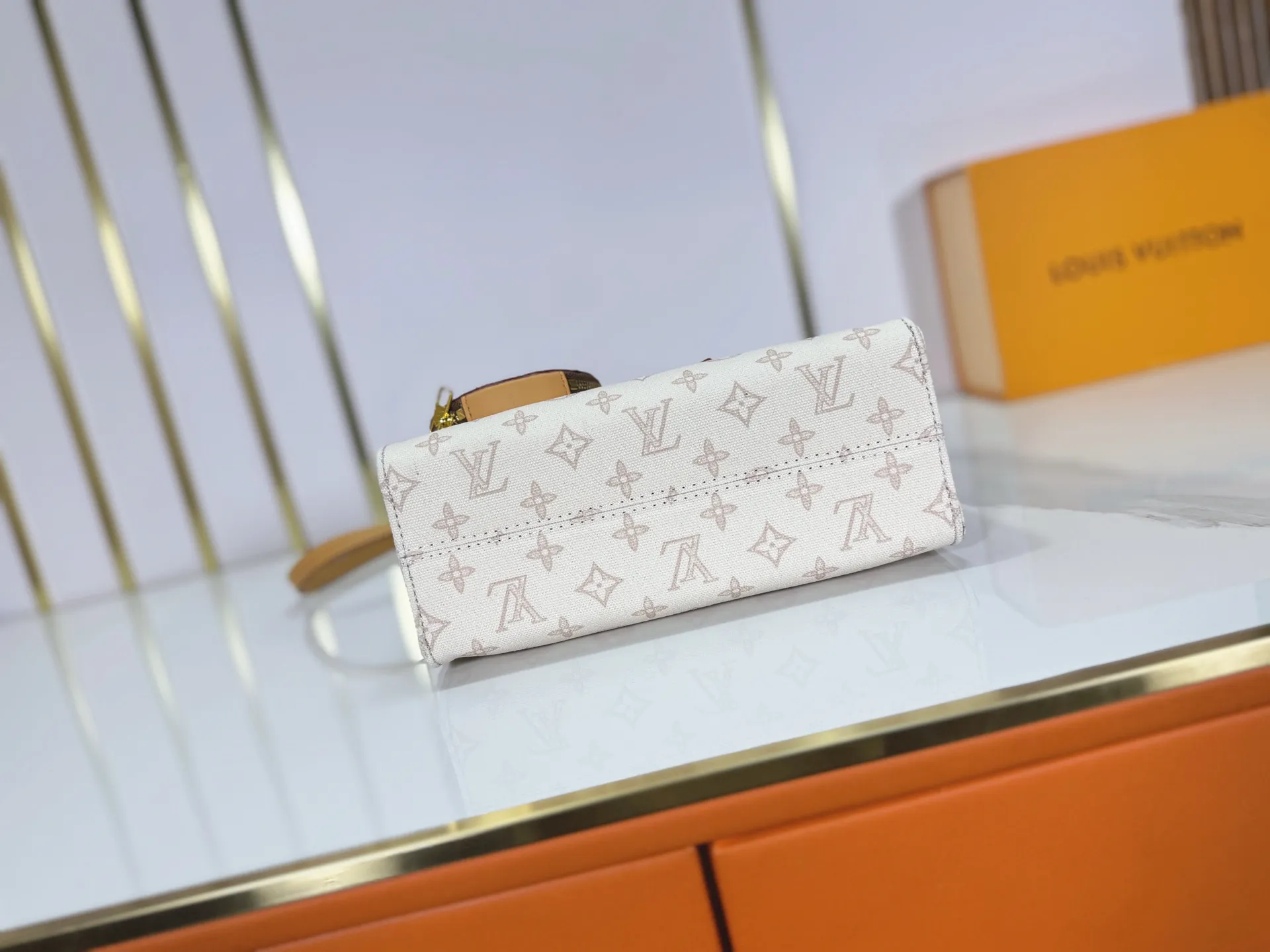 P260 upgraded original M28289 M45659 M44571 To celebrate the 130th anniversary of Louis Vuitton's Monogram pattern, this small OnTheGo handbag chooses Monogram Origine Bleu Courrier pattern canvas to reinterpret classic elements from a retro perspective. The shoulder straps, handles and address plaque are cut out of cowhide, and the striped lining and pockets open to reveal. Zipper bag securely stores valuables. Dimensions: 25 x 19 x 11.5 (cm) ((length x height x width)