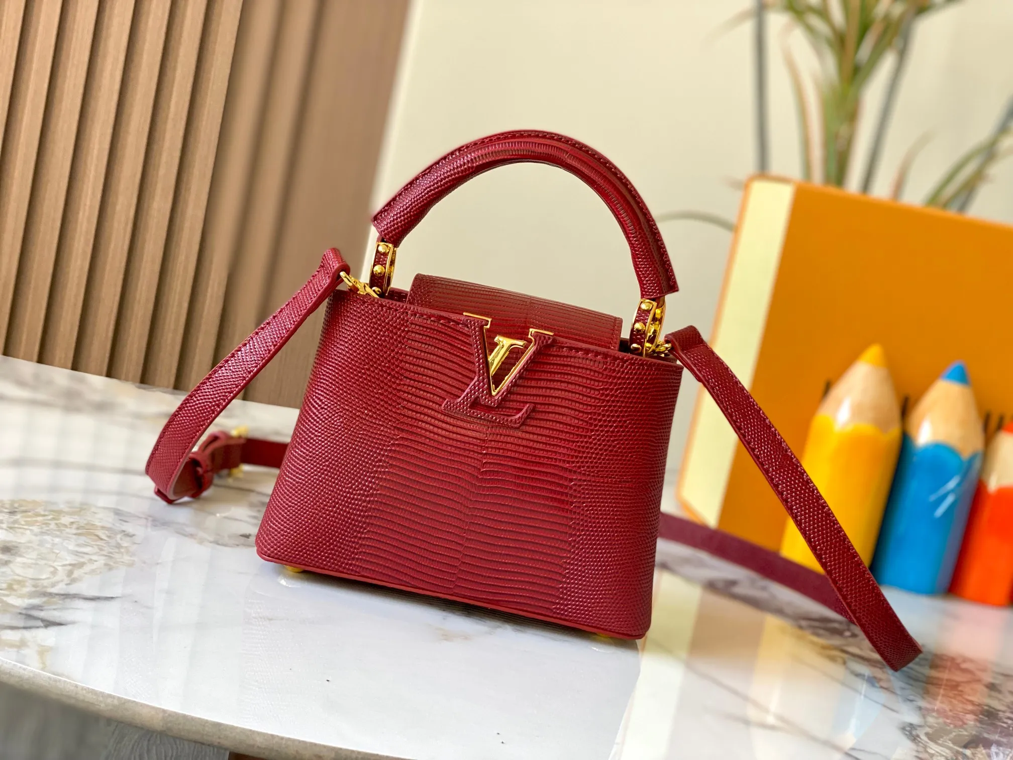 Top original P420 Guangzhou product M99527 maroon lizard gold buckle This Capucines mini handbag is wrapped in gorgeous lizard leather and lined with fine sheepskin, embellished with dazzling metal parts. The flip cover reads LV letters inside, and a Monogram flower blooms when turned out. Its compact size makes it a dazzling choice for evening occasions. Detailed features 21 x 14 x 8 cm (length x height x width)