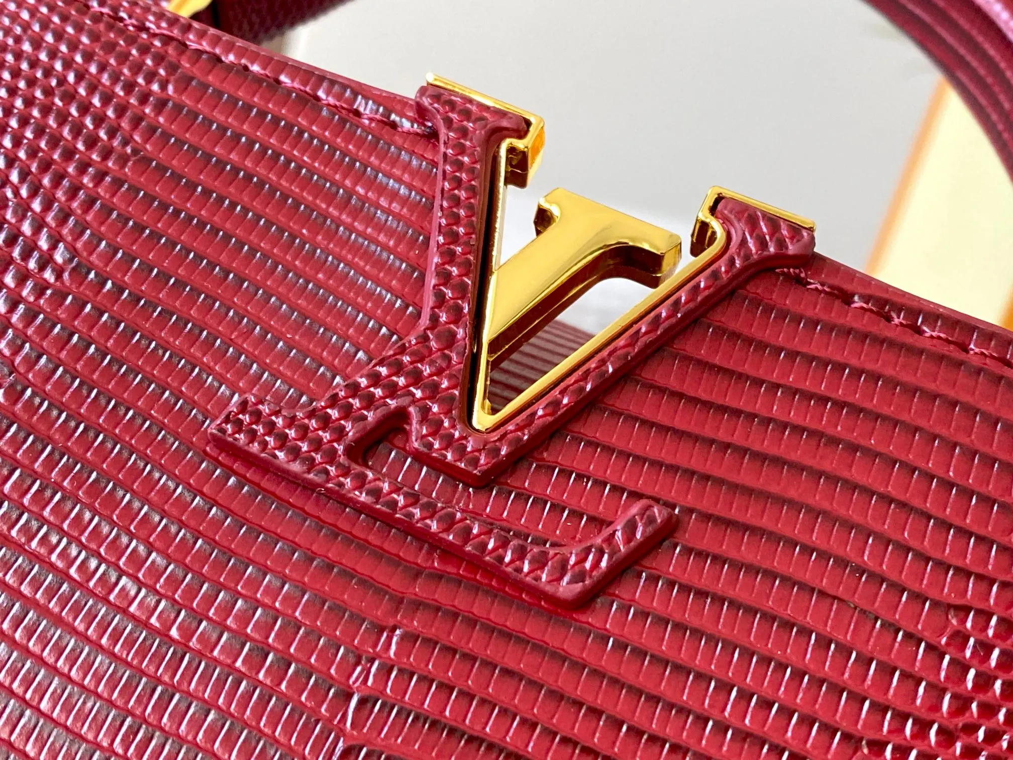 Top original P420 Guangzhou product M99527 maroon lizard gold buckle This Capucines mini handbag is wrapped in gorgeous lizard leather and lined with fine sheepskin, embellished with dazzling metal parts. The flip cover reads LV letters inside, and a Monogram flower blooms when turned out. Its compact size makes it a dazzling choice for evening occasions. Detailed features 21 x 14 x 8 cm (length x height x width)