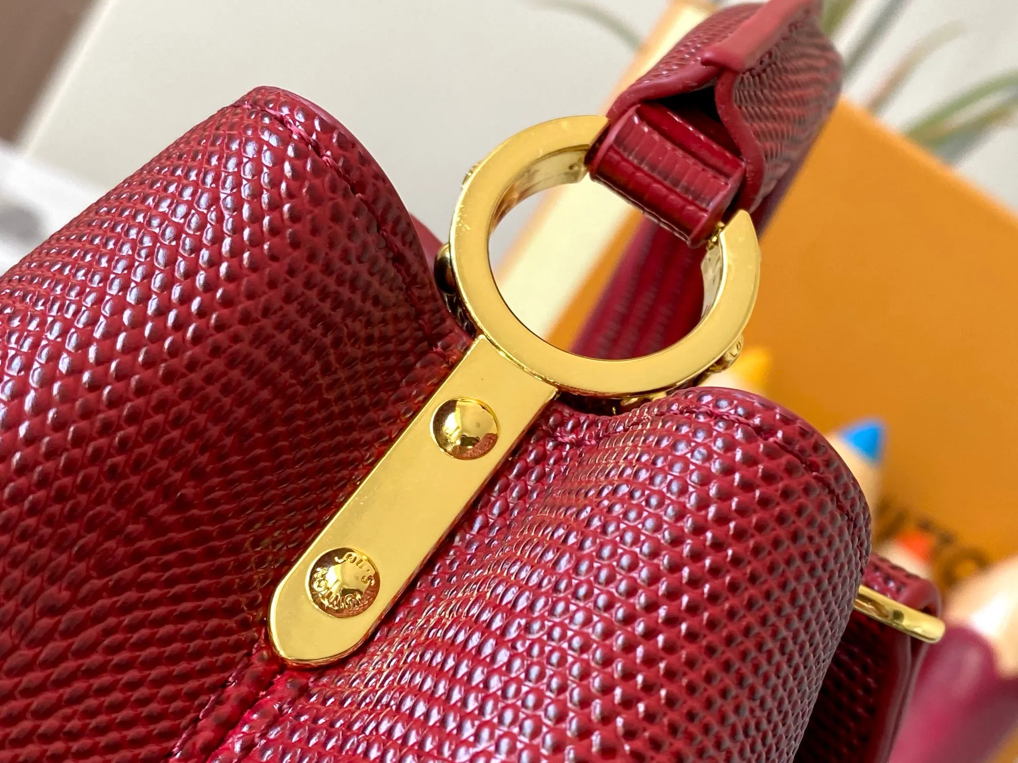 Top original P420 Guangzhou product M99527 maroon lizard gold buckle This Capucines mini handbag is wrapped in gorgeous lizard leather and lined with fine sheepskin, embellished with dazzling metal parts. The flip cover reads LV letters inside, and a Monogram flower blooms when turned out. Its compact size makes it a dazzling choice for evening occasions. Detailed features 21 x 14 x 8 cm (length x height x width)