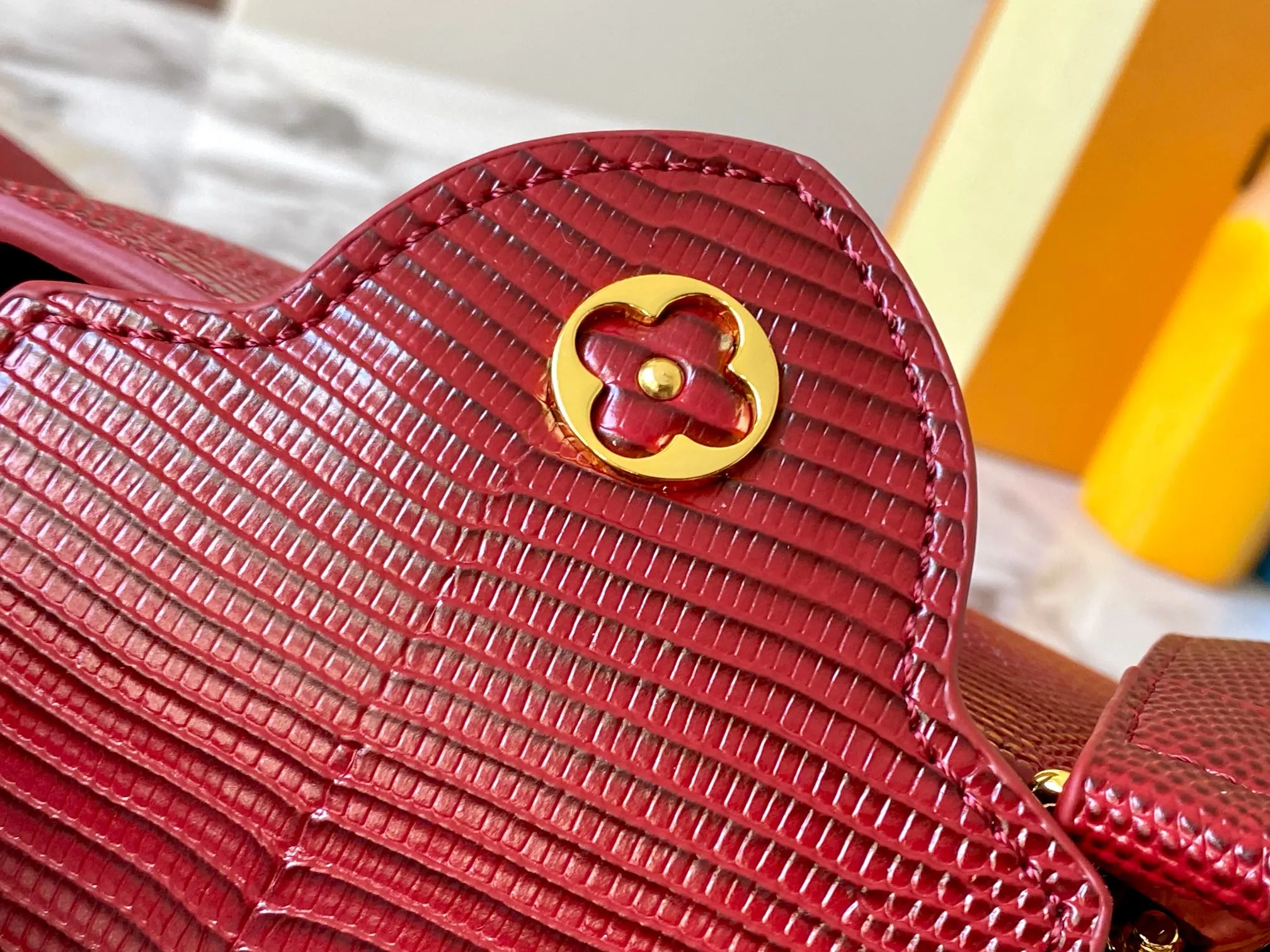 Top original P420 Guangzhou product M99527 maroon lizard gold buckle This Capucines mini handbag is wrapped in gorgeous lizard leather and lined with fine sheepskin, embellished with dazzling metal parts. The flip cover reads LV letters inside, and a Monogram flower blooms when turned out. Its compact size makes it a dazzling choice for evening occasions. Detailed features 21 x 14 x 8 cm (length x height x width)