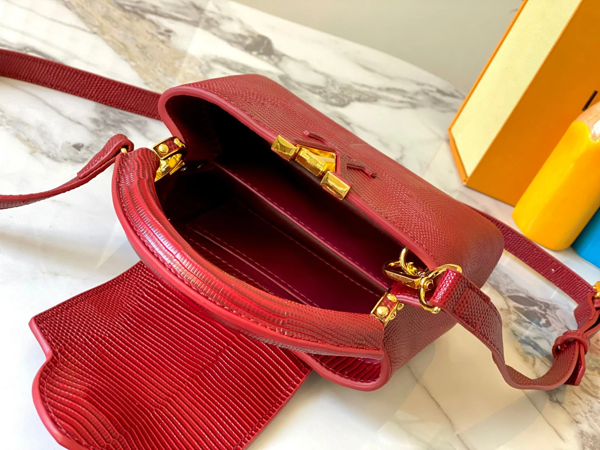 Top original P420 Guangzhou product M99527 maroon lizard gold buckle This Capucines mini handbag is wrapped in gorgeous lizard leather and lined with fine sheepskin, embellished with dazzling metal parts. The flip cover reads LV letters inside, and a Monogram flower blooms when turned out. Its compact size makes it a dazzling choice for evening occasions. Detailed features 21 x 14 x 8 cm (length x height x width)