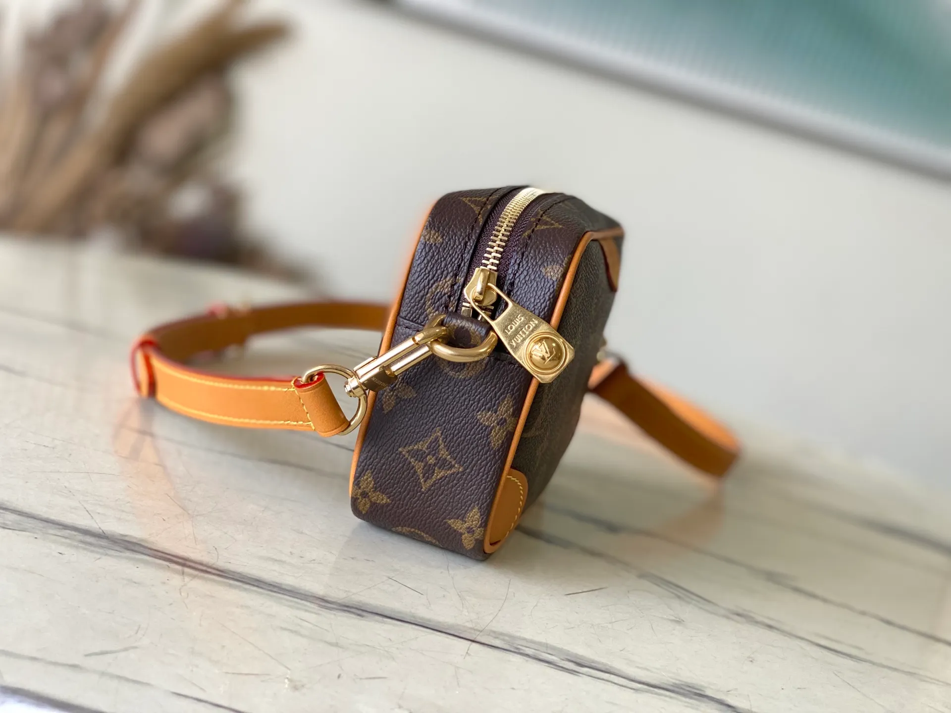 💰900 Top Original Order M14058 Trocadero mini handbag is made of Monogram canvas, vintage cow leather trim and reinforced front corners. It pays tribute to Louis Vuitton's legendary history and combines retro charm with exquisite modernity. The design is inspired by Louis Vuitton's cross-body bags designed in the 1980s and features a removable and adjustable shoulder strap. Dimensions: 20 × 13 × 6.5 cm