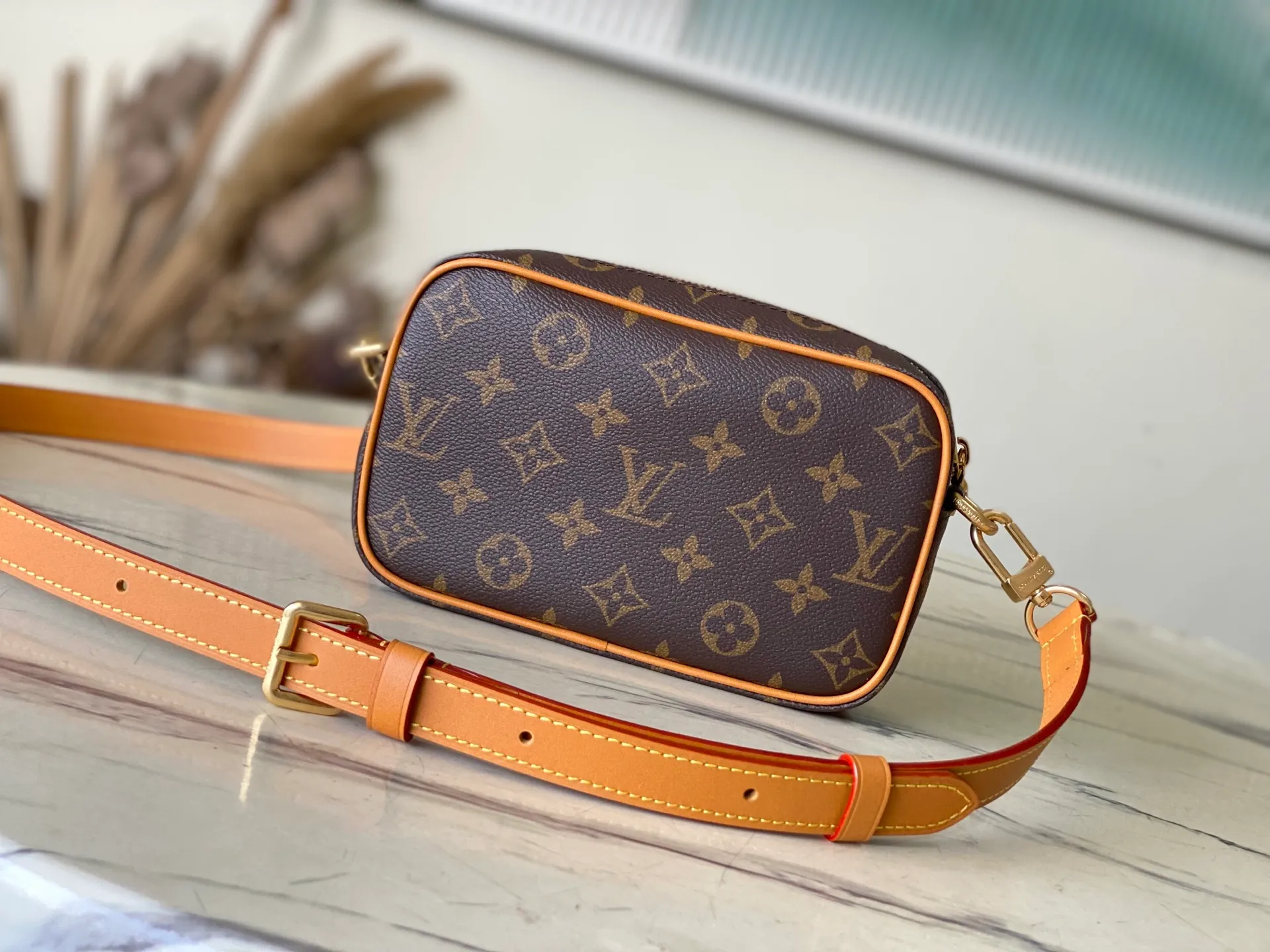 💰900 Top Original Order M14058 Trocadero mini handbag is made of Monogram canvas, vintage cow leather trim and reinforced front corners. It pays tribute to Louis Vuitton's legendary history and combines retro charm with exquisite modernity. The design is inspired by Louis Vuitton's cross-body bags designed in the 1980s and features a removable and adjustable shoulder strap. Dimensions: 20 × 13 × 6.5 cm